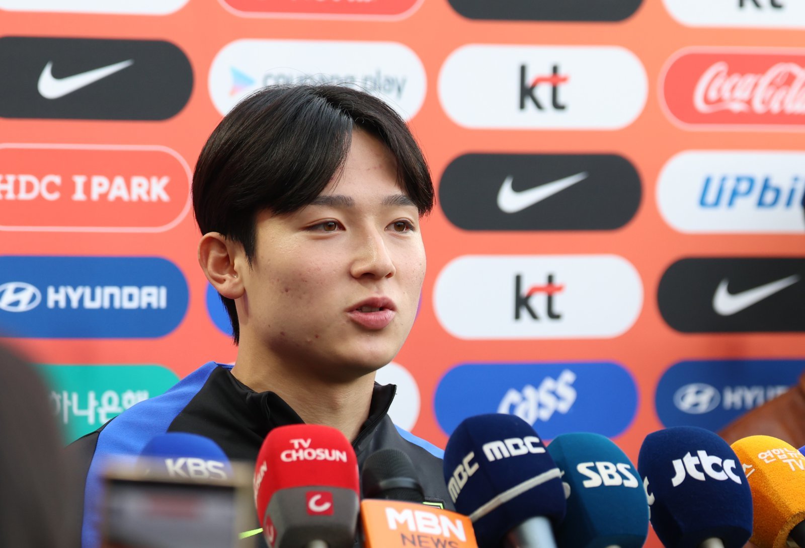 대한민국 축구 국가대표팀 양민혁이 11일 오후 충남 천안시 서북구 대한민국 축구종합센터에서 오픈 트레이닝을 앞두고 인터뷰를 하고 있다. 2025.11.11. 천안=뉴시스
