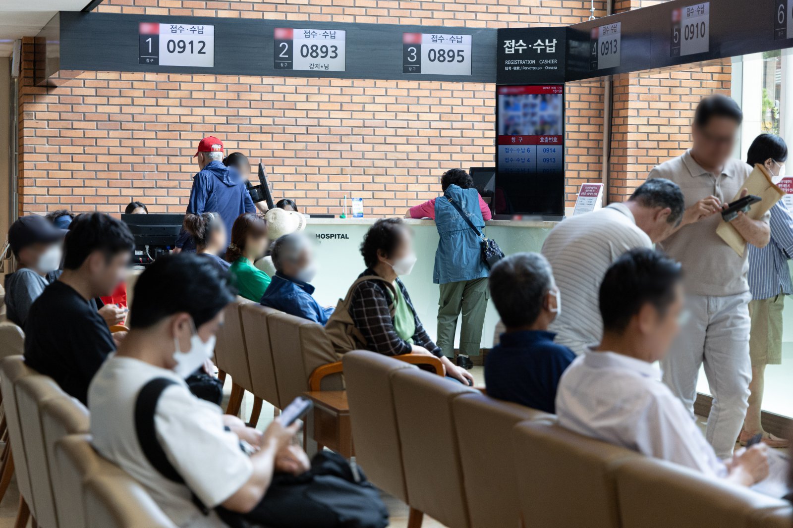 서울 소재의 2차 종합병원을 찾은 환자와 보호자들이 수납 순서를 기다리고 있다. 뉴스1