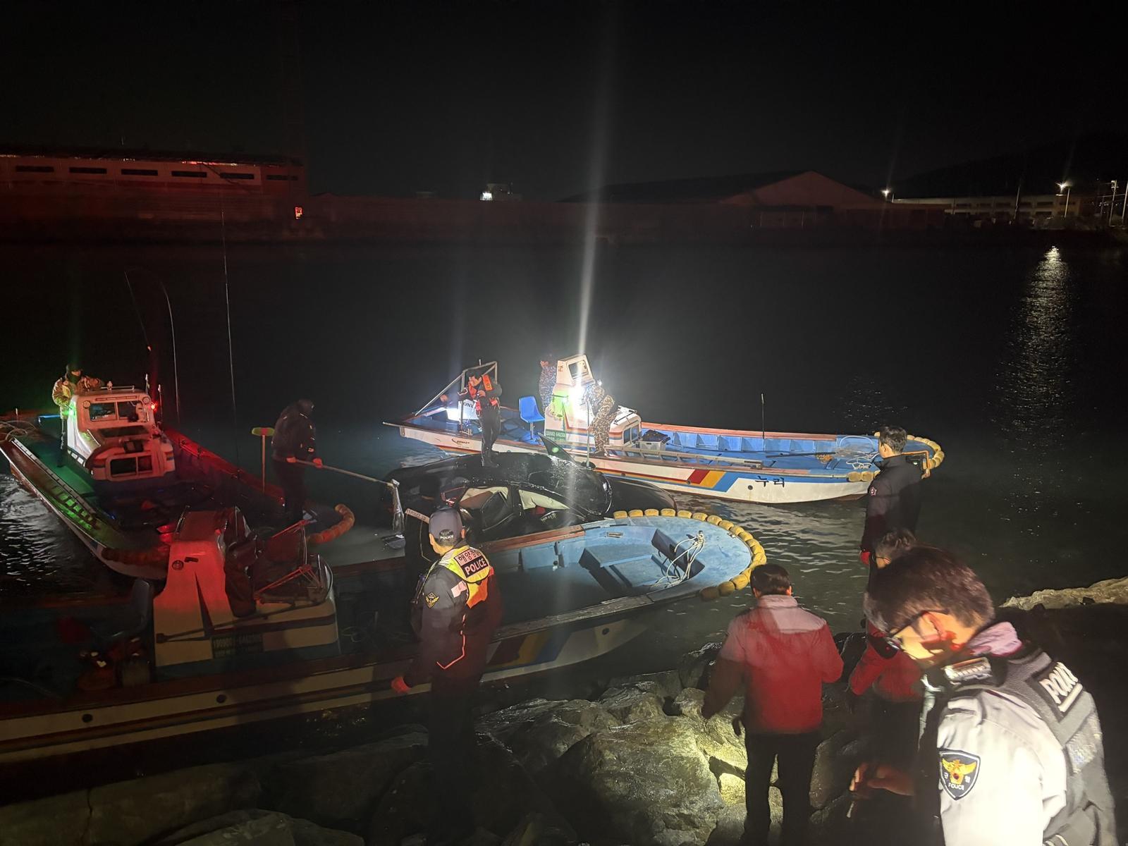 7일 오전 0시 21분쯤 전남 광양시 중동 광양항 해양공원에서 승용차가 바다로 추락해 해경이 구조하고 있다. 여수해경 제공