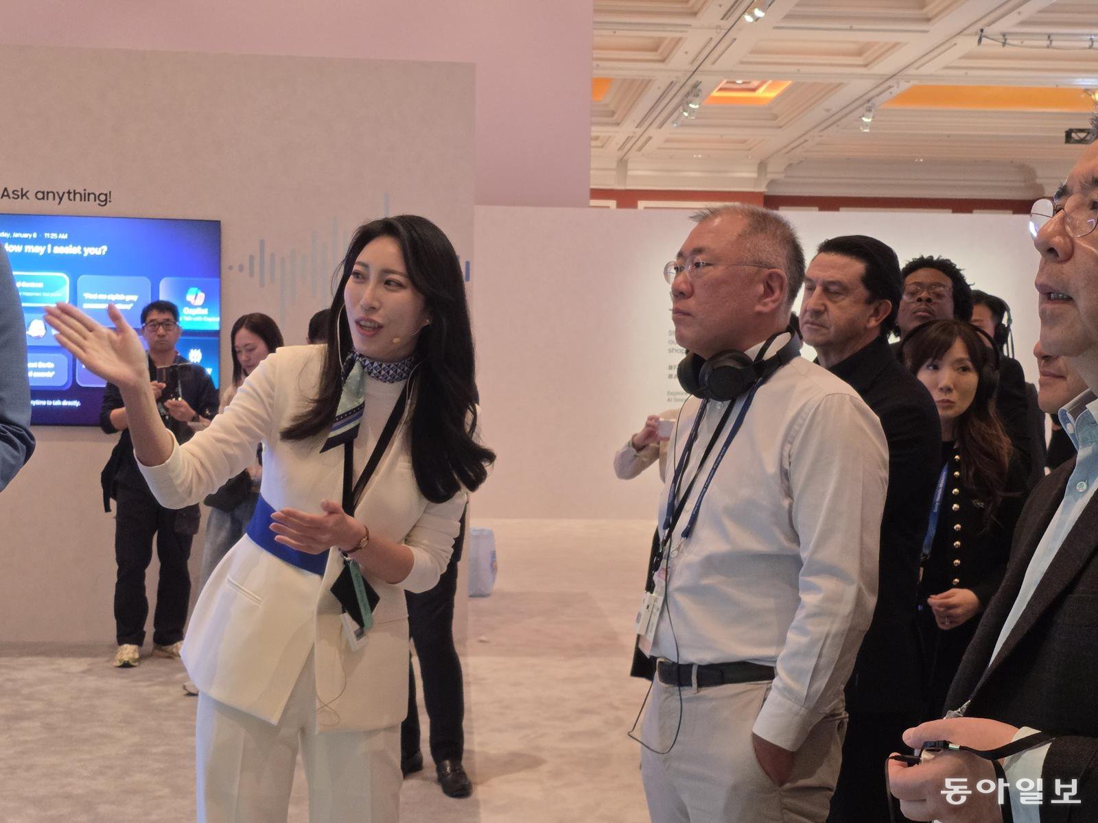 정의선 현대자동차그룹 회장(오른쪽)이 6일(현지시간) 미국 라스베이거스 윈 호텔에 있는 삼성전자 단독 행사장 ‘더 퍼스트룩’에서 설명을 듣고 있다. 라스베이거스=이민아 기자 omg@donga.com