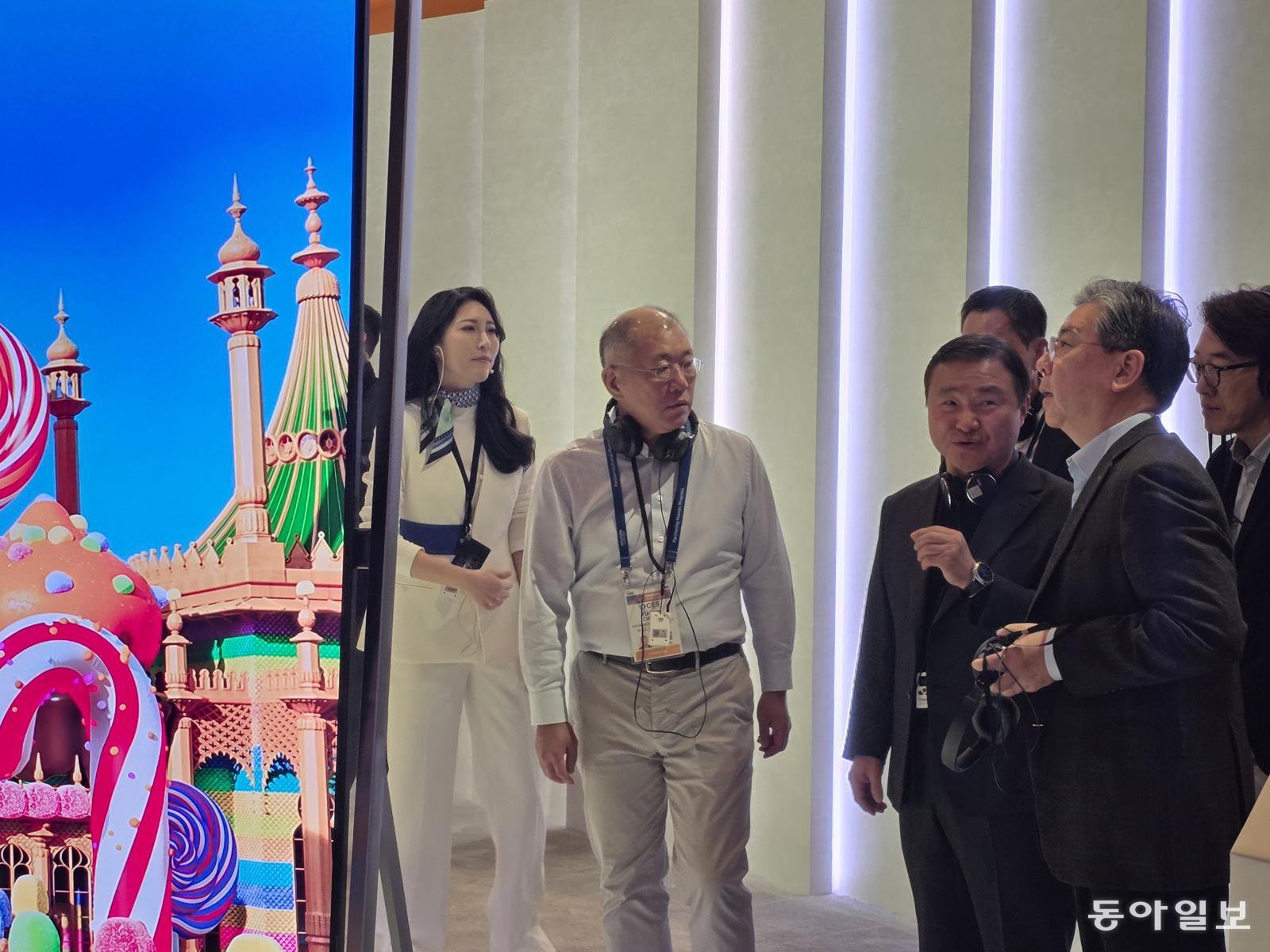 정의선 현대자동차그룹 회장이 6일(현지시간) 미국 라스베이거스 윈 호텔에 있는 삼성전자의 단독 행사장 ‘더 퍼스트 룩’을 관람하며 삼성전자가 이번에 새로 공개한  130형 마이크로 적녹청(RGB) TV를 유심히 들여다보고 삼성 경영진과 이야기 나누고 있다. 라스베이거스=이민아 기자 omg@donga.com