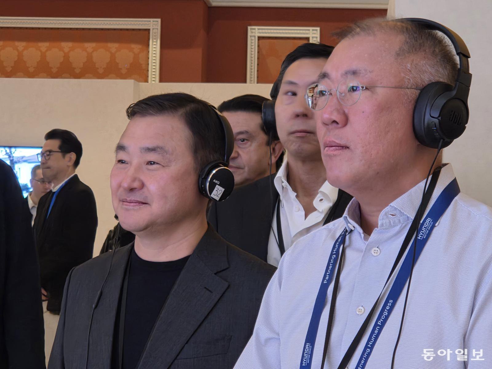 정의선 현대자동차그룹 회장이 6일(현지시간) 미국 라스베이거스 윈 호텔에 있는 삼성전자 통합 부스를 방문했다. 라스베이거스=이민아 기자 omg@donga.com