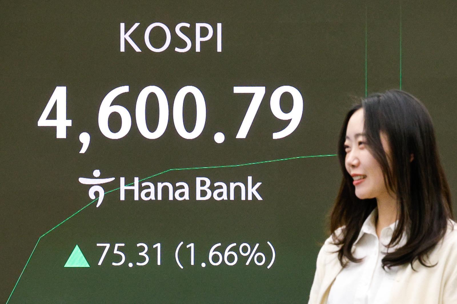 코스피가 장중 4600선을 돌파한 7일 오전 서울 중구 하나은행 딜링룸 전광판에 코스피 지수가 나오고 있다. 2026.1.7 뉴스1