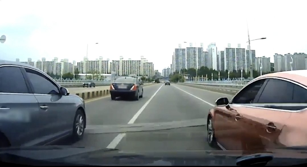 천안의 한 도로에서 보험사기 행각을 벌인 대리기사 일당이 추돌사고를 내고 있는 모습. 충남경찰청 제공