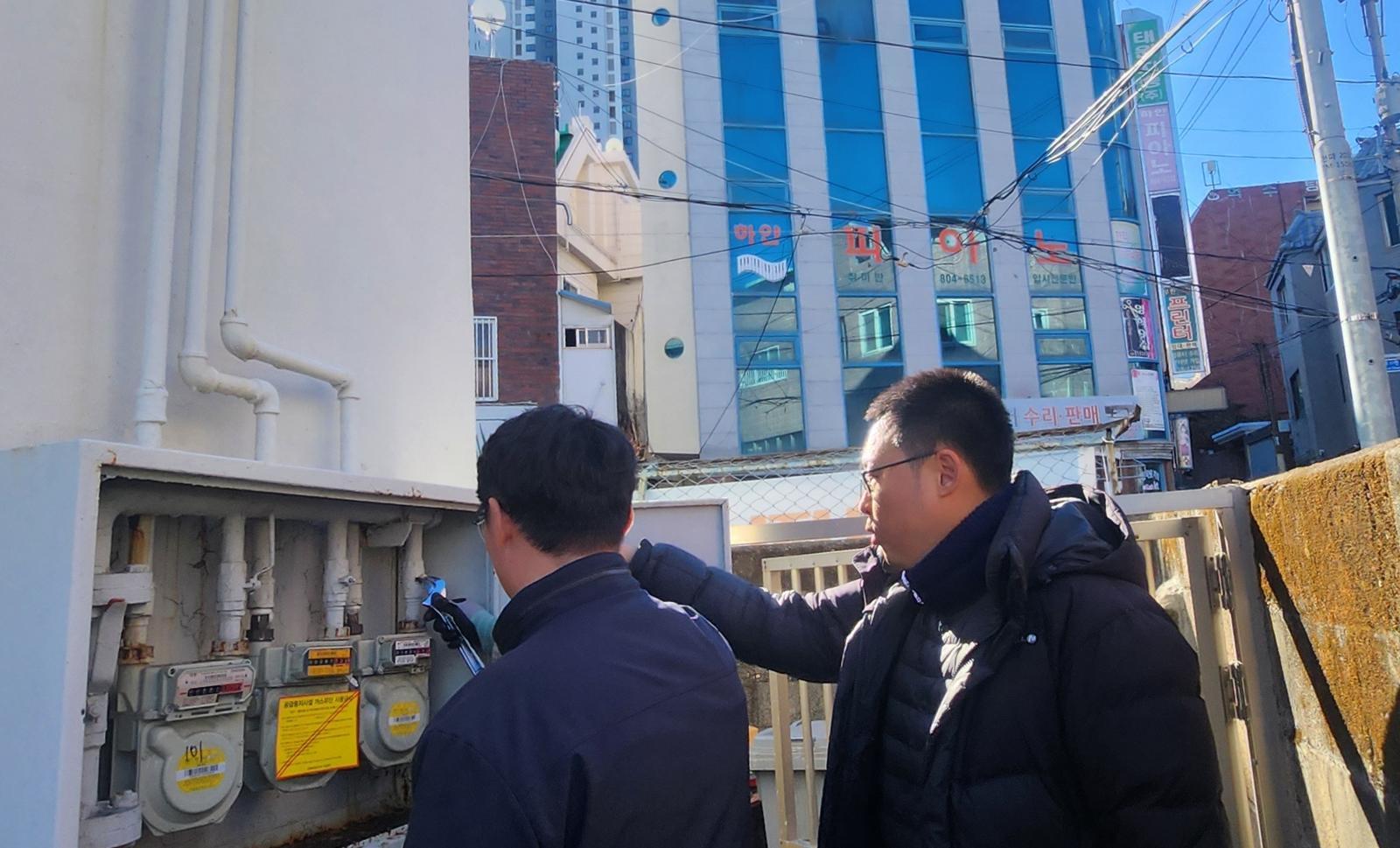 신고를 받고 부산 부산진구 한 아파트를 찾은 정지훈 주무관(왼쪽에서 두번째)이 가스 배관을 점검하고 있다. 부산진구 제공