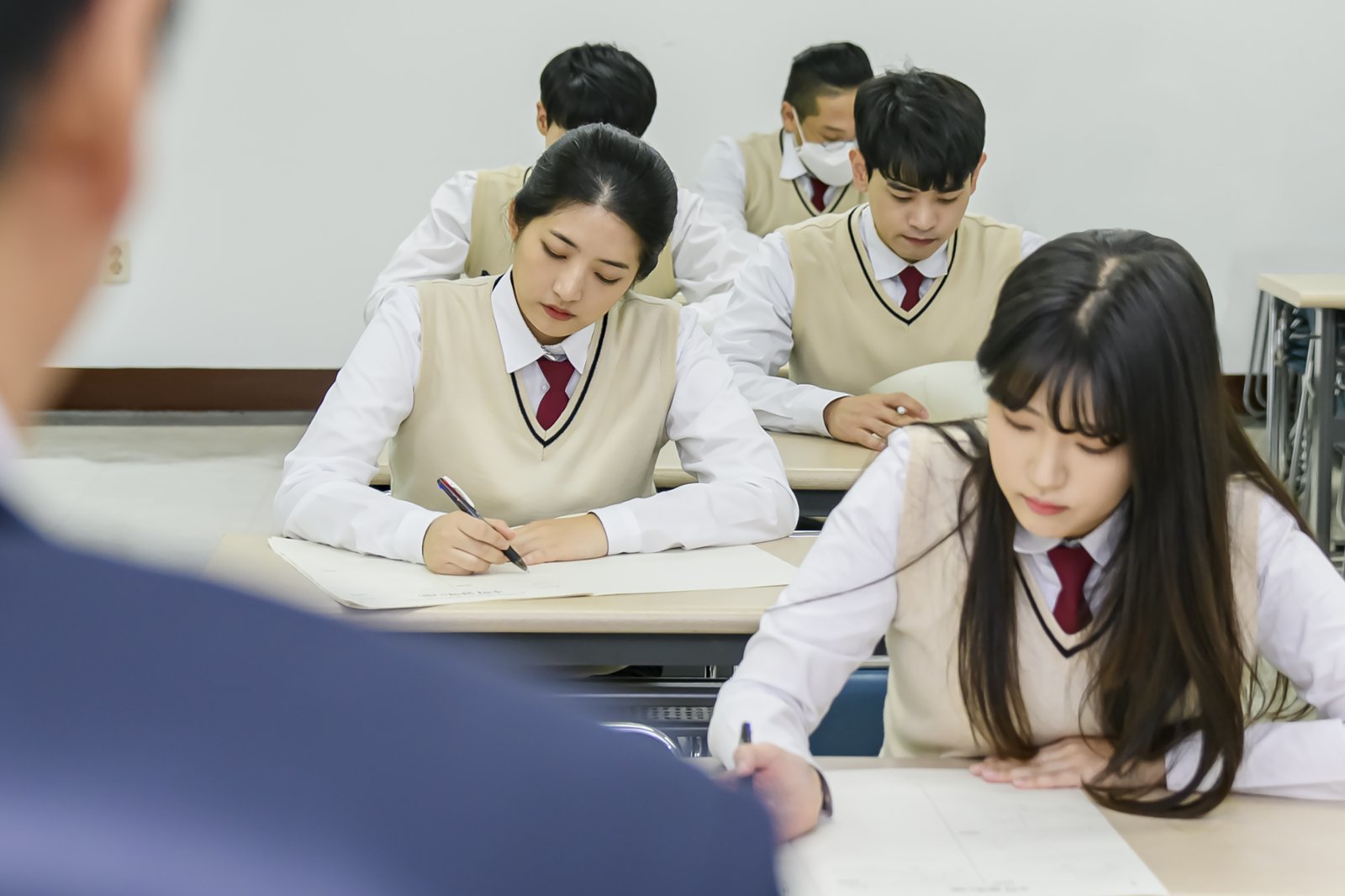 일반계 고등학생 2명 중 1명(46.7%)은 과도한 학업으로 하루 6시간도 못 자는 것으로 나타났다. 특히 자살을 생각한 학생의 46.4%, 불행하다고 답한 학생의 54.9%가 그 원인으로 ‘학업 부담’을 꼽았다. 뉴시스