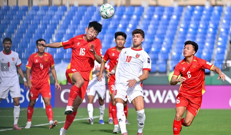 베트남 23세 이하 축구대표팀의 미드필더 응우옌  나핫 민(16번)이 6일 열린 2026 아시아축구연맹(AFC) 아시안컵 조별리그 A조 1차전 요르단전에서 공을 다투고 있다. 이날 베트남은 요르단에 2-0 완승을 거뒀다. 사진출처 AFC 공식 홈페이지