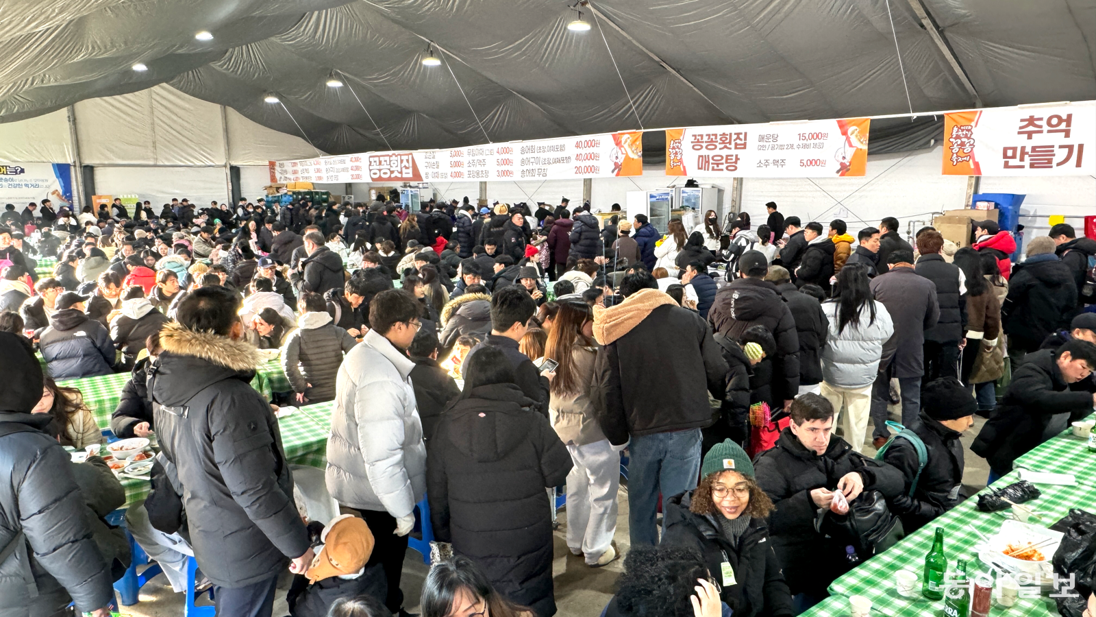 홍천강 꽁꽁축제가 9일 개막해 25일까지 열린다. 사진은 지난해 축제 때 많은 관광객로 북적이는 먹거리촌 모습. 홍천군 제공