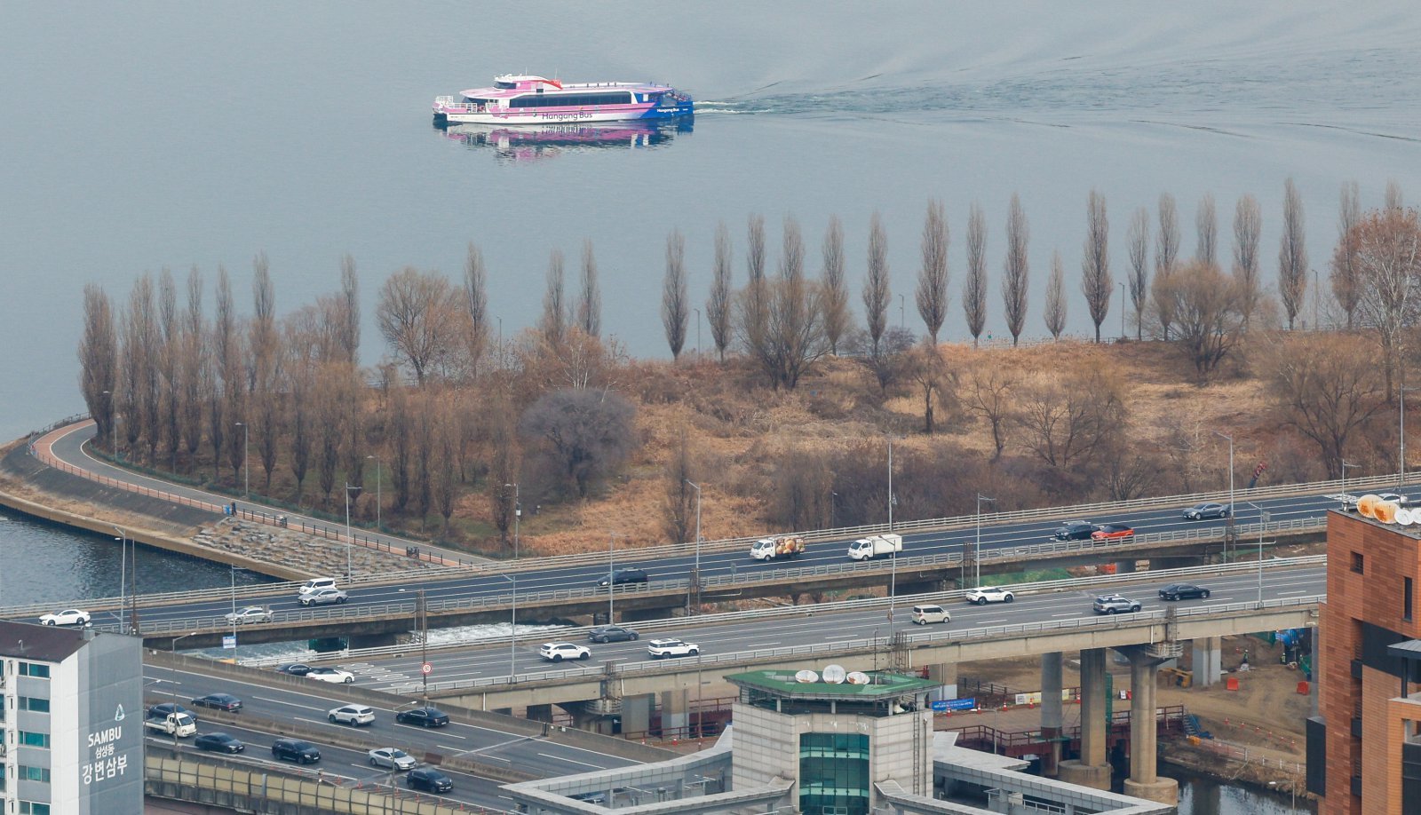 한강버스가 6일 서울 광진구 뚝섬 선착장을 향해 운항하고 있다. 2026.1.6/뉴스1