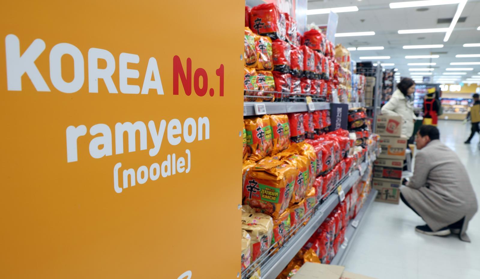 서울 한 대형마트 라면 진열대 모습. 2025.12.24 뉴스1