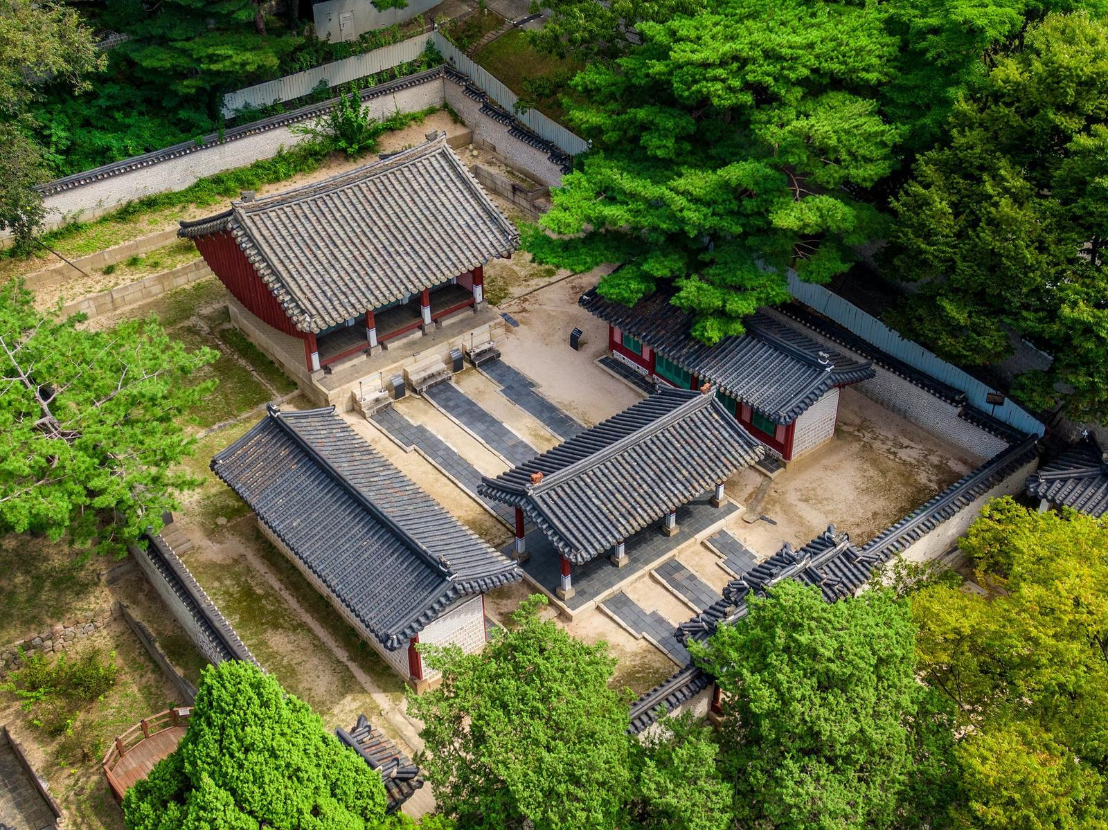 칠궁에 있는 사당 중 가장 중심이 되는 곳인 육상궁과 연호궁 전경. 국가유산청 궁능유적본부 홈페이지 캡처