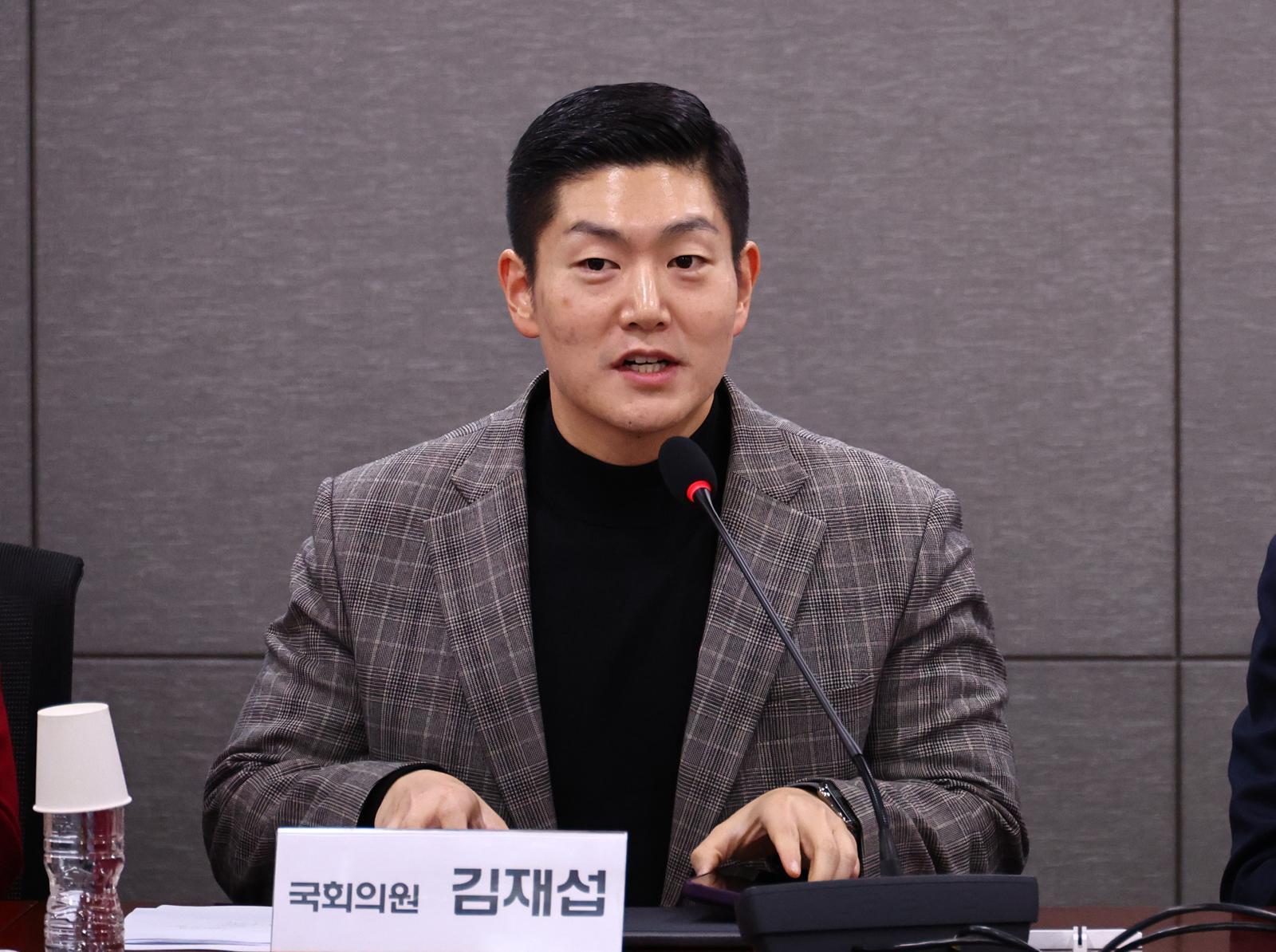 김재섭 국민의힘 서울시당 주거사다리정상화특별위원장이 27일 서울 여의도 국회 의원회관에서 열린 부동산 정책토론회에서 발언하고 있다. 2025.11.27. 뉴시스
