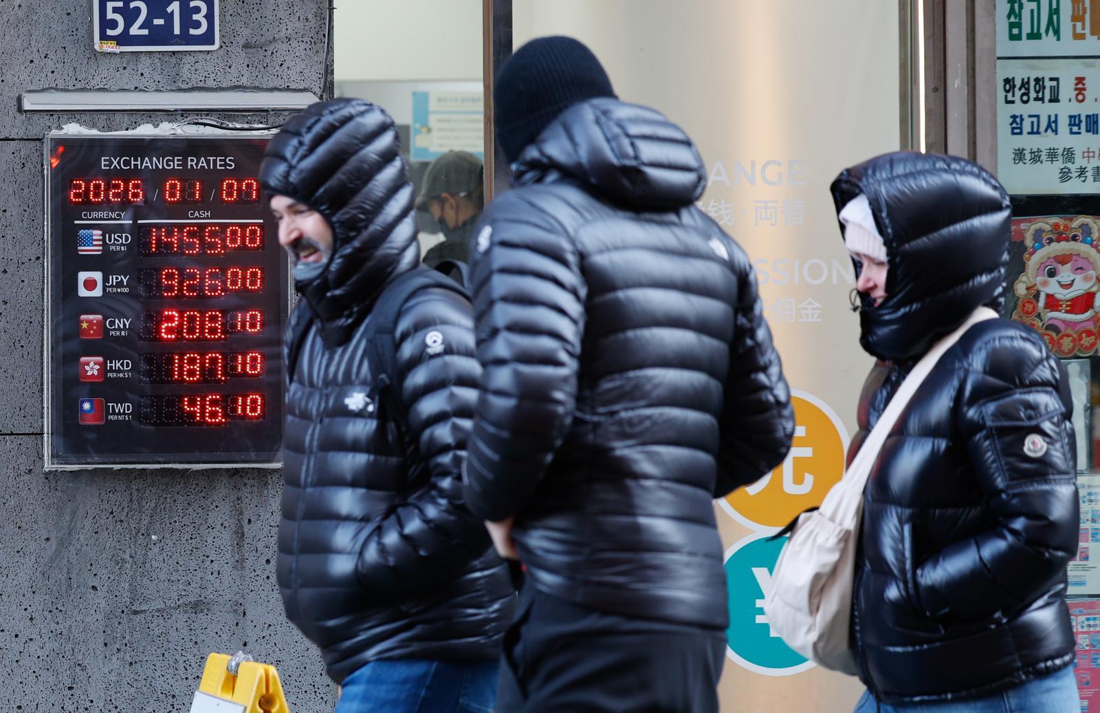 7일 서울 중구 명동의 환전소 앞에서 관광객들이 대화하며 걸어가고 있다. 2026.1.7 뉴스1
