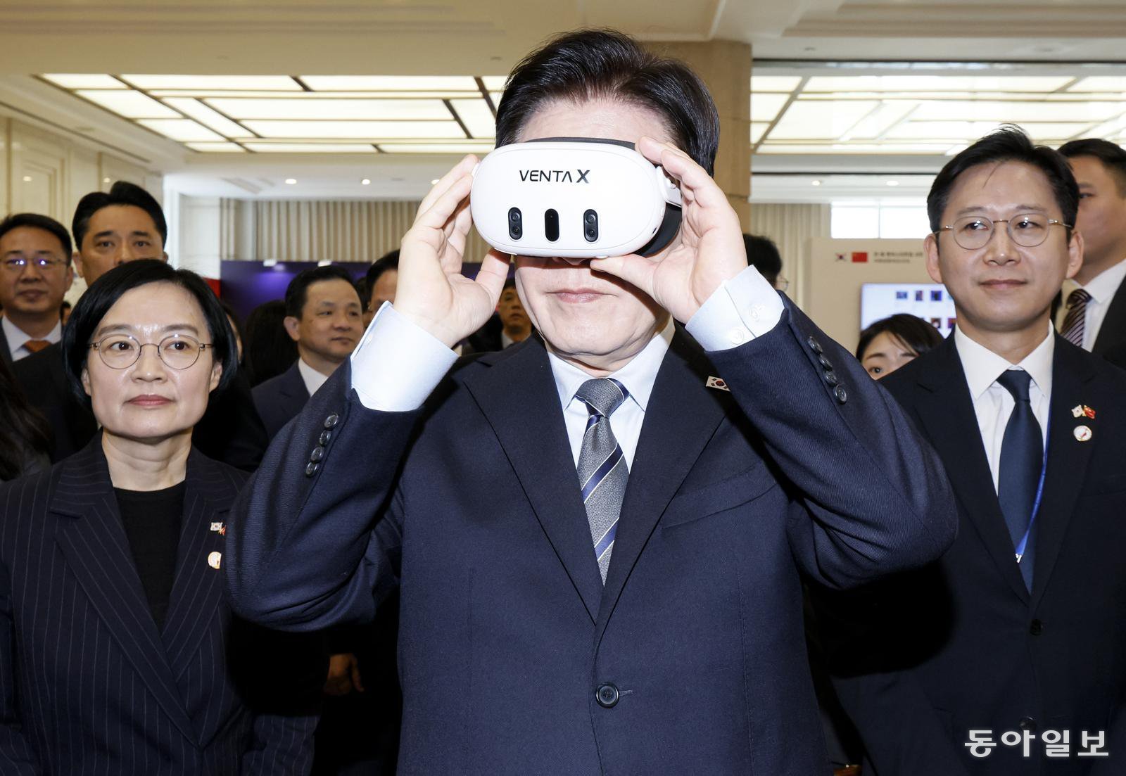 이재명 대통령이 7일 중국 상하이 국제회의중심에서 열린 한중 벤처 스타트업 서밋에서 VR ‘벤타X’를 체험하고 있다. 상하이=송은석 기자 silverstone@donga.com