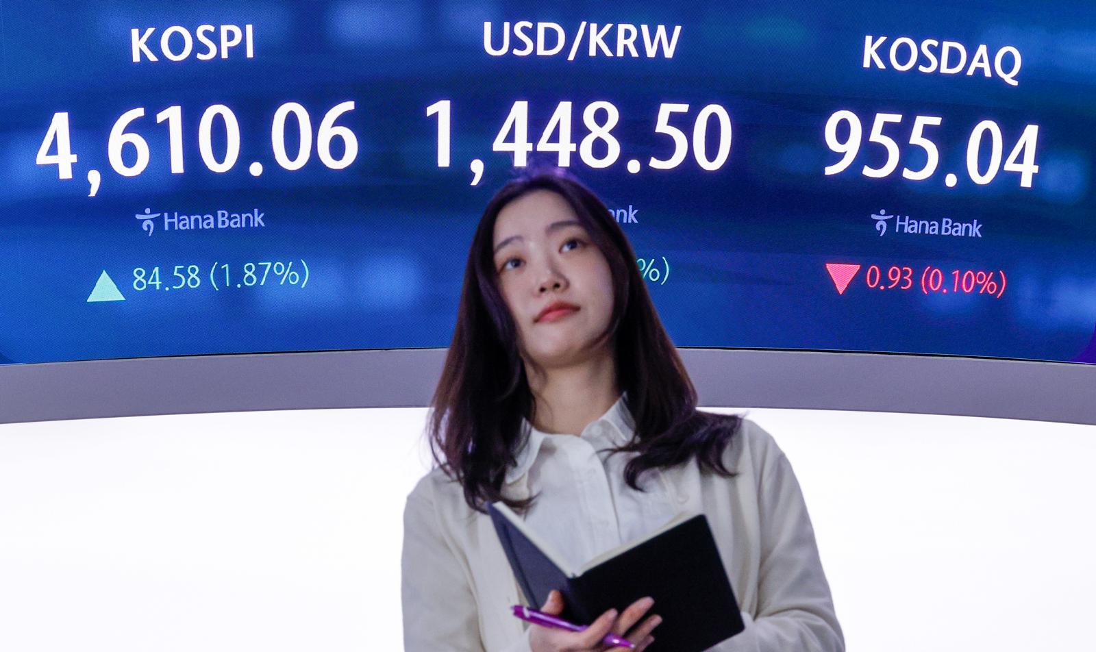 코스피가 장중 4600선을 돌파한 7일 오전 서울 중구 하나은행 딜링룸 전광판에 코스피, 코스닥 지수와 원·달러 환율이 나오고 있다. 2026.1.7 뉴스1