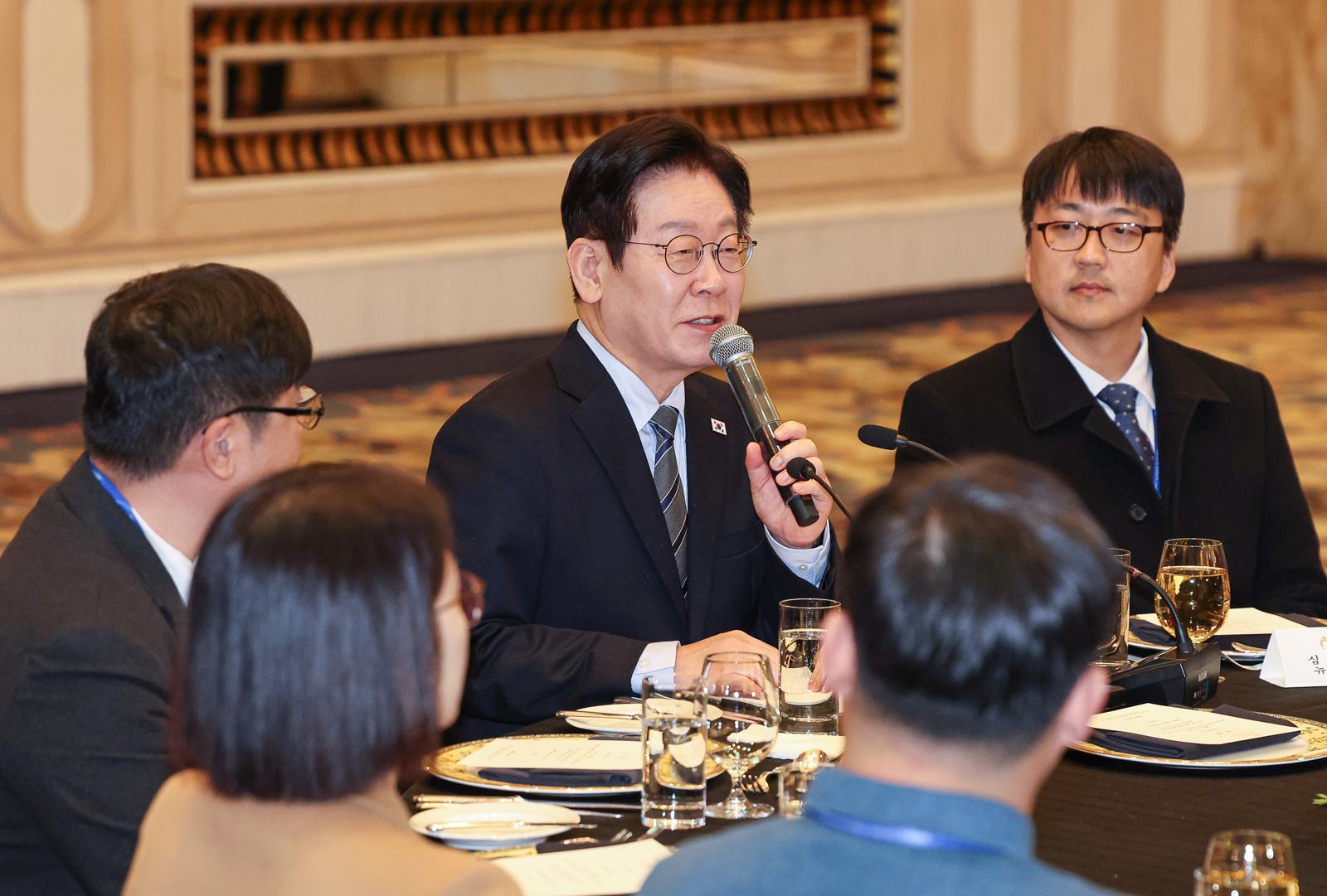 중국을 국빈방문 중인 이재명 대통령이 7일 상하이시에서 열린 순방기자단 오찬간담회에서 발언하고 있다. ⓒ News1