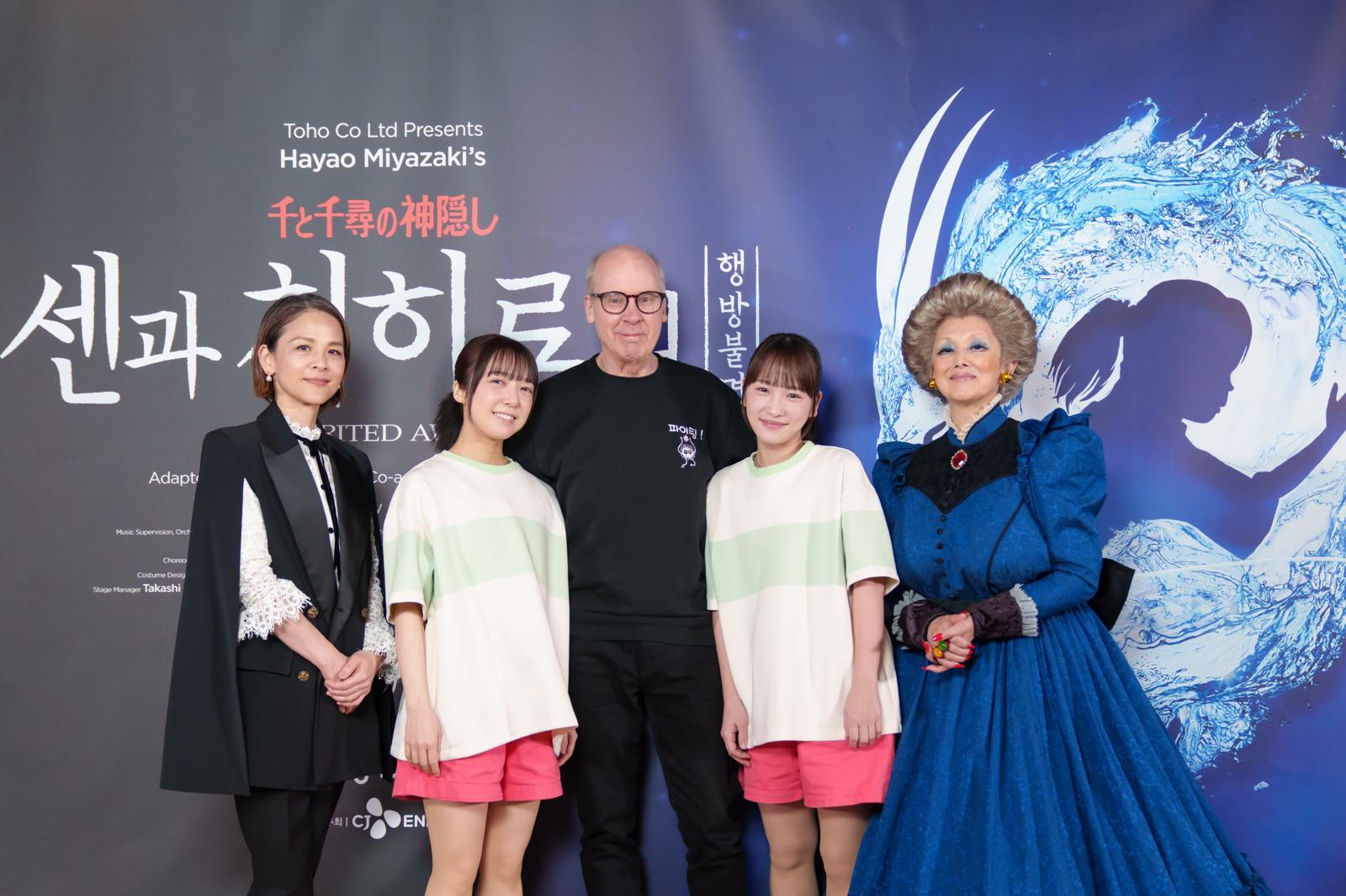 무대극 ‘센과 치히로의 행방불명’의 출연진과 제작진. 왼쪽부터 공동 번안가 이마이 마오코, 배우 카미시라이시 모네, 연출 존 케어드, 배우 카와에이 리나, 나츠키 마리. CJ ENM 제공