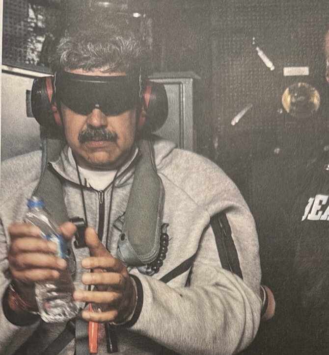 도널드 트럼프 미국 대통령이 3일(현지 시간) 소셜미디어 ‘트루스소셜’을 통해 공개한 니콜라스 마두로 베네수엘라 대통령의 국외 이송 모습. 트럼프 대통령은 ‘니콜라스 마두로가 USS 이오지마 함에 탑승해 있다’라는 글과 함께 사진을 게재했다. 뉴스1