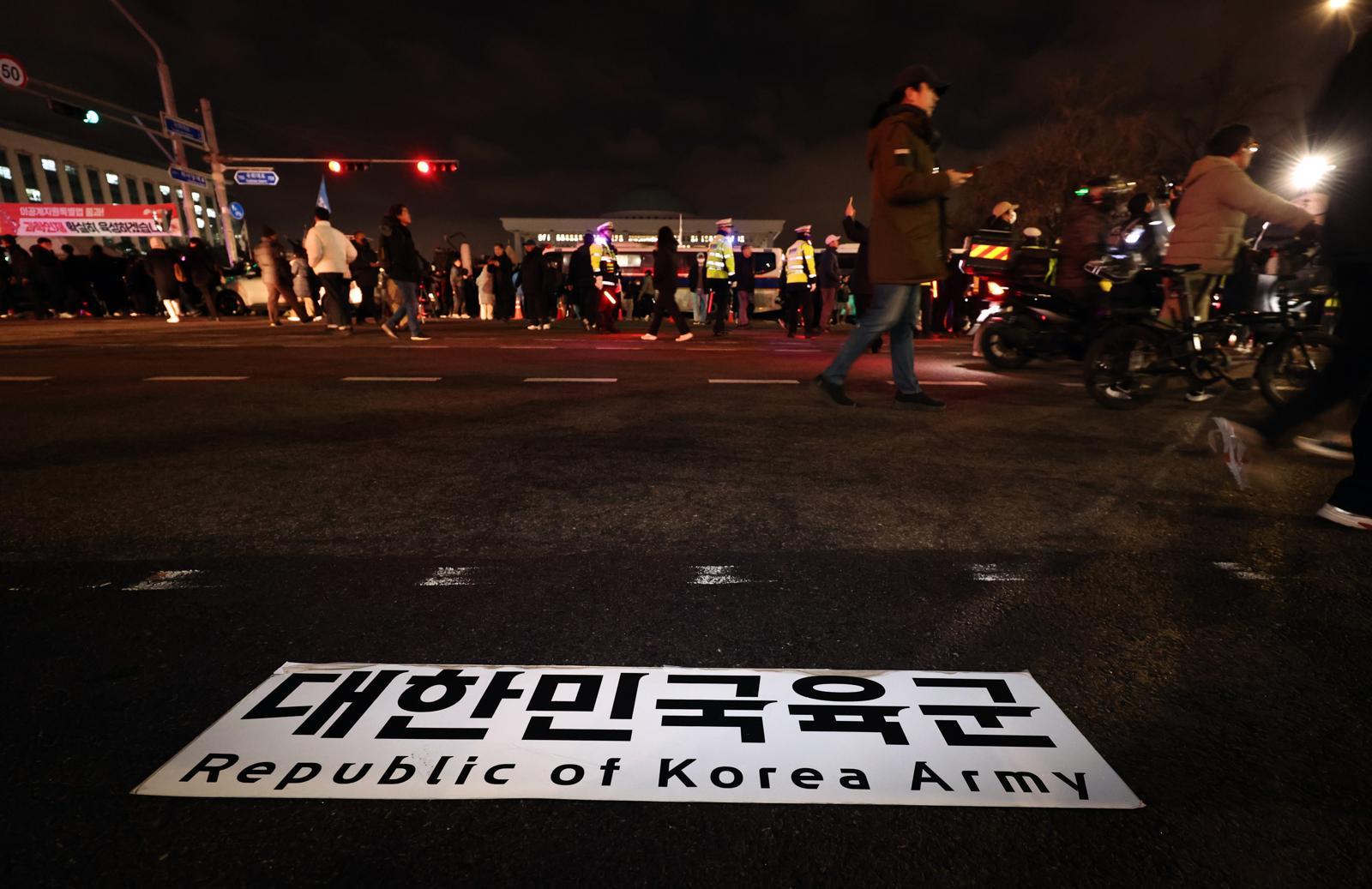 2024년 12월 4일 서울 여의도 국회 앞에 육군 버스 현판이 떨어져 있다. 뉴스1