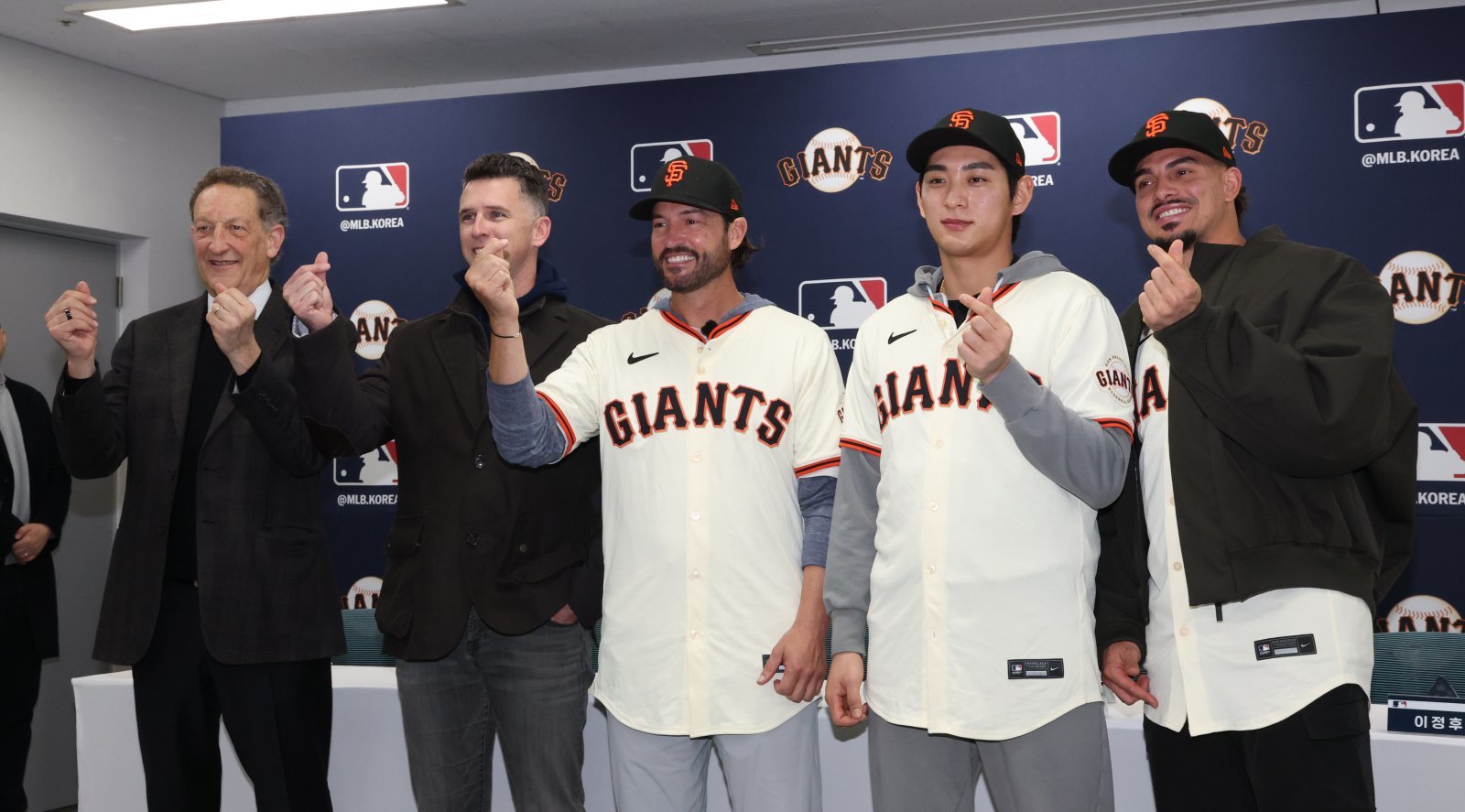 메이저리그 샌프란시스코 자이언츠가 7일 경기 이천시 LG챔피언스파크에서 방한 공식 기자회견을 진행 후 기념촬영을 하고 있다. 사진 왼쪽부터 래리 베어 CEO, 버스터 포지 사장, 토니 바이텔로 감독, 이정후, 윌리 아다메스. 2026.1.7/뉴스1