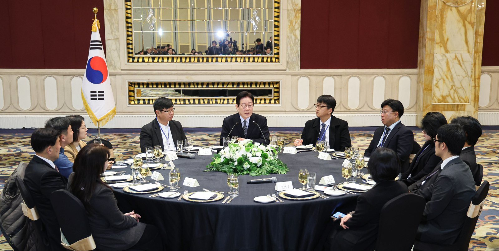 중국을 국빈 방문 중인 이재명 대통령이 7일(현지 시간) 상하이 한 호텔에서 열린 순방 기자단 오찬 간담회에서 발언하고 있다. 2026.01.07. 상하이=뉴시스