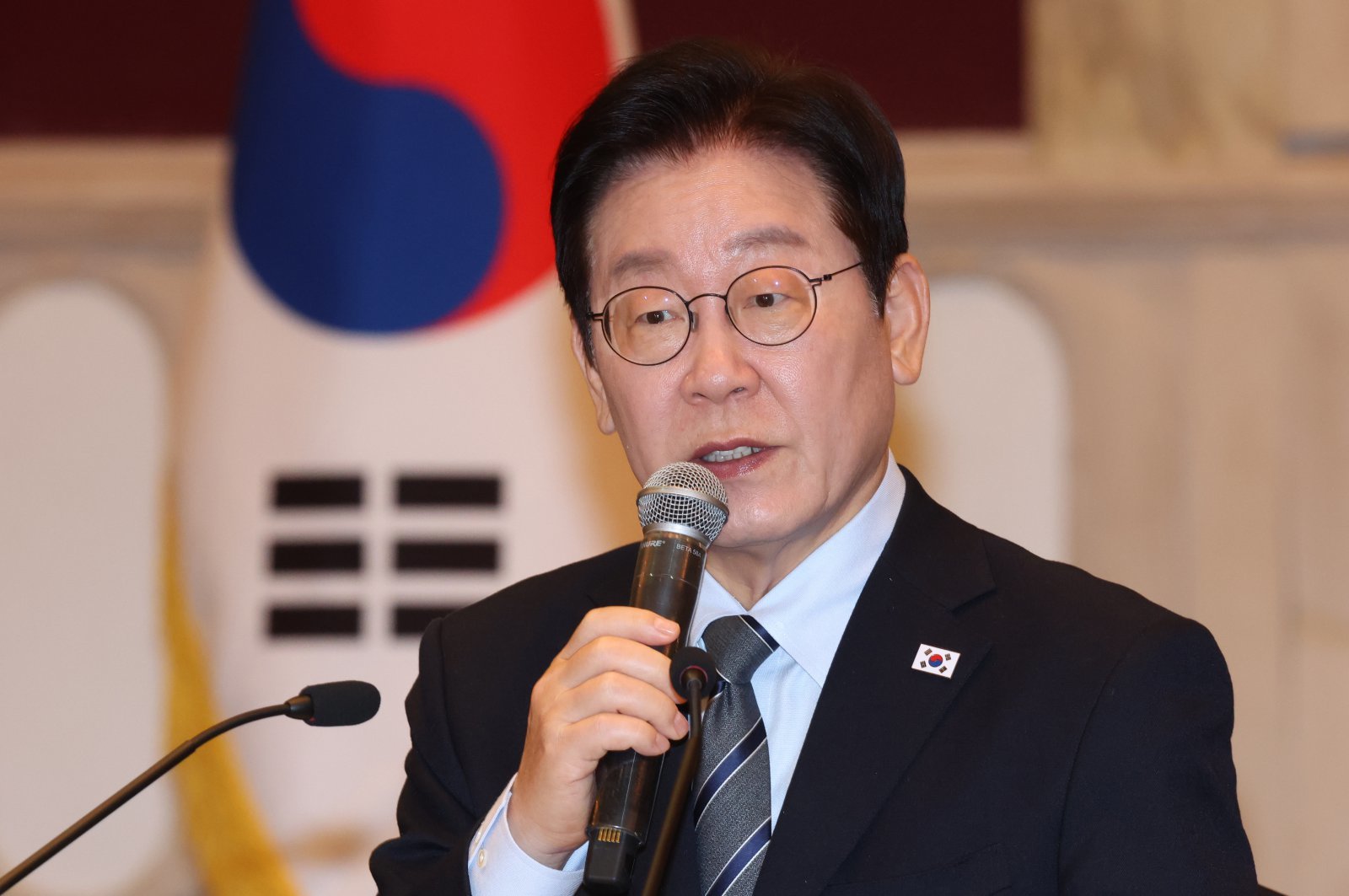 중국을 국빈 방문 중인 이재명 대통령이 7일(현지 시간) 상하이 한 호텔에서 열린 순방 기자단 오찬 간담회에서 발언하고 있다. 뉴시스