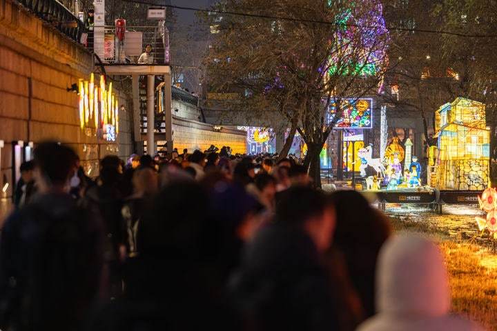 2025 서울빛초롱축제를 찾은 시민들로 붐비는 청계천. 서울관광재단
