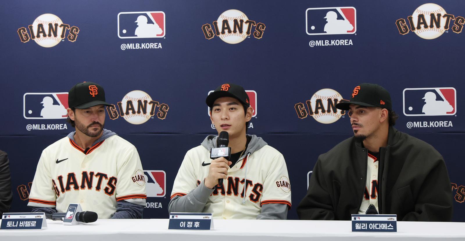 이정후(가운데·샌프란시스코)가 7일 경기 이천LG챔피언스파크에서 열린 야구 크리닉 행사를 앞두고 기자회견에 참석해 취재진의 질문에 답변하고 있다. 이천=뉴스1