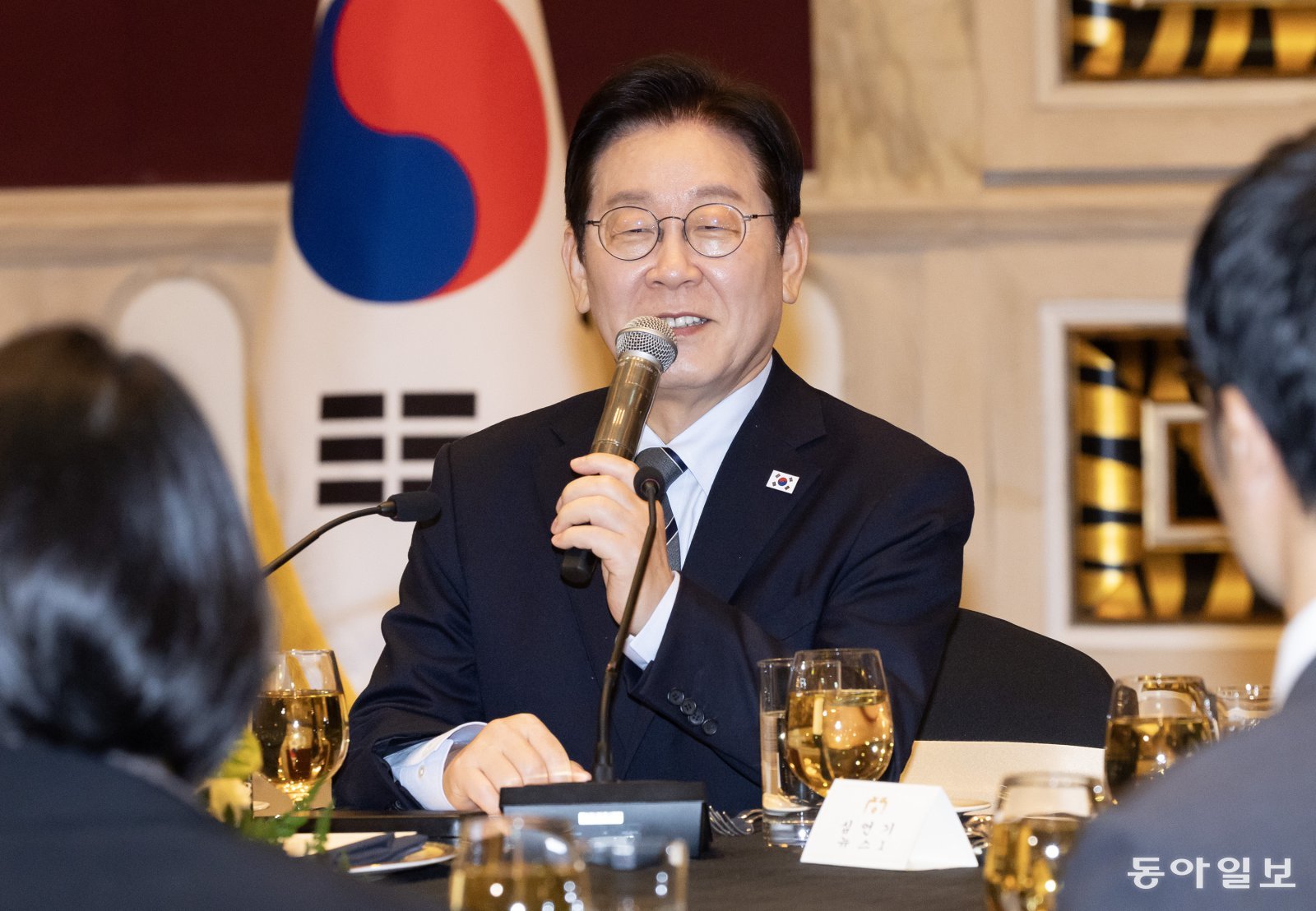 이재명 대통령이 7일 중국 상하이의 호텔에서 열린 청와대출입기자 오찬간담회에 참석해 발언하고 있다. 20260107 청와대사진기자단/송은석 기자 silverstone@donga.com