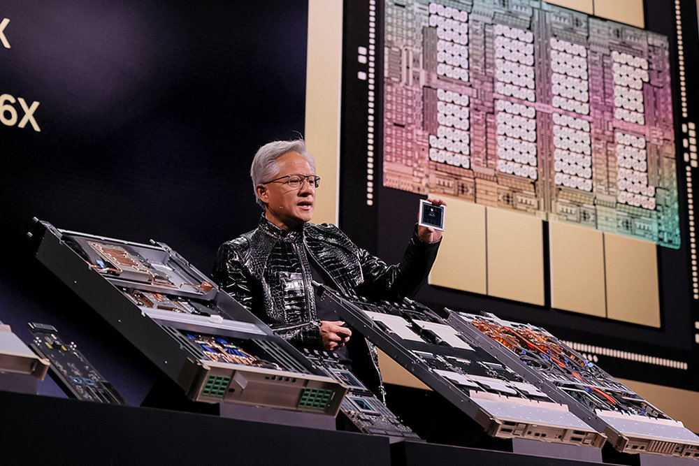 젠슨 황 엔비디아 최고경영자가 베라 루빈 칩 실물 칩을 소개 중이다 / 출처=엔비디아