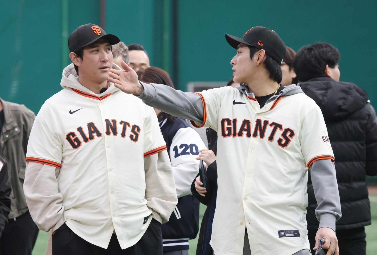 미국 프로야구 메이저리그(MLB) 샌프란시스코 자이언츠 이정후가 7일 경기 이천시 LG 챔피언스파크에서 황재균과 이야기를 나누고 있다. 2026.1.7 뉴스1