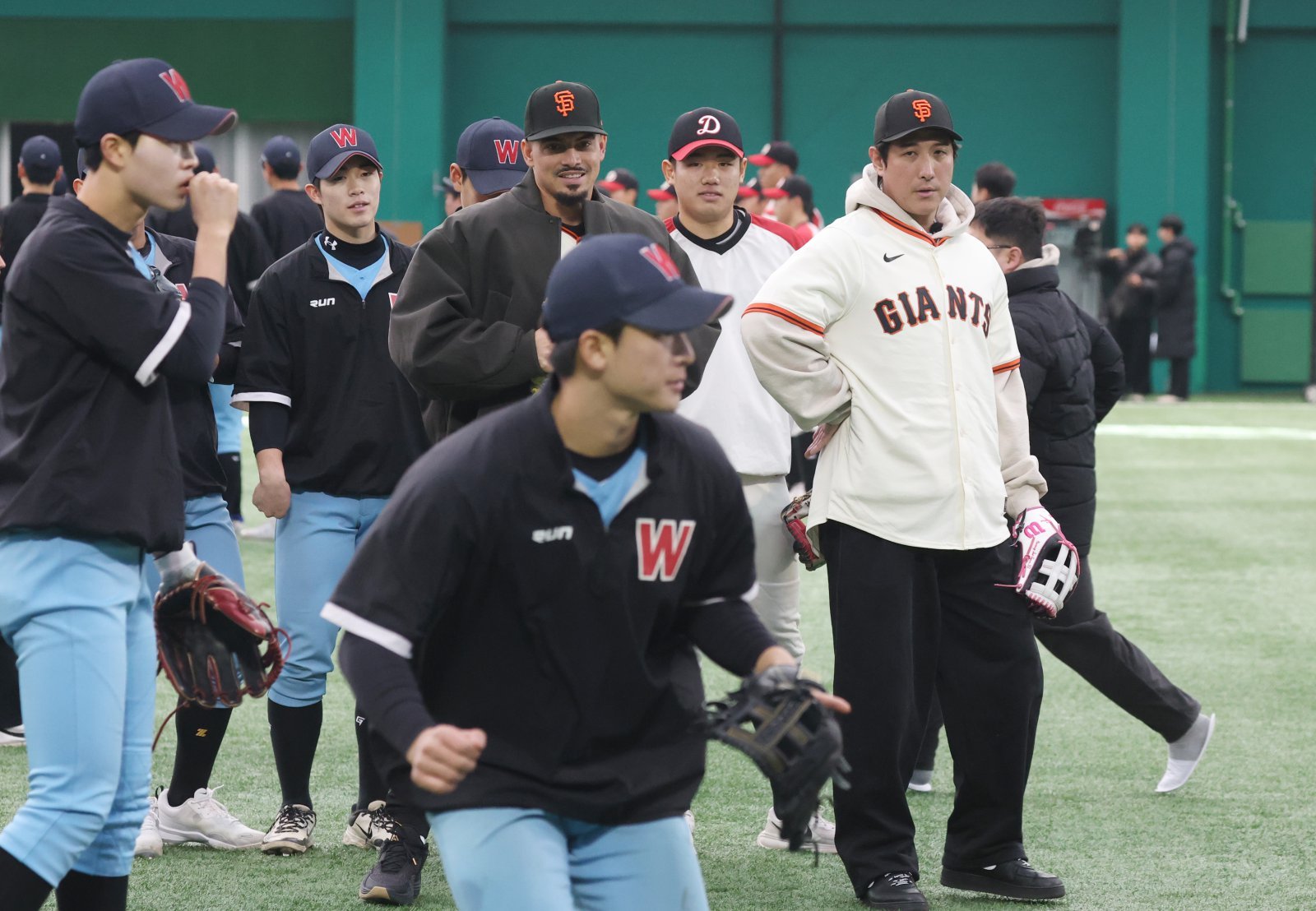 미국 프로야구 메이저리그(MLB) 샌프란시스코 자이언츠 윌리 아다메스와 황재균이 7일 경기 이천시 LG 챔피언스파크에서 훈련 중인 고등학교 선수들을 지켜보고 있다. 2026.1.7 뉴스1