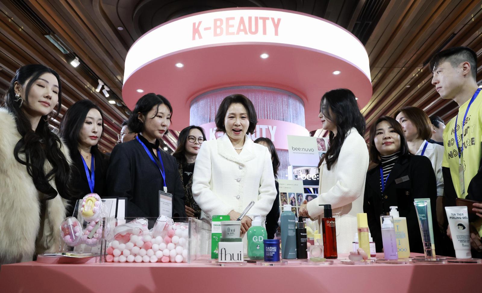 김혜경 여사가 7일(현지 시간) 상하이 푸싱아트센터에서 열린 K-뷰티행사를 방문해 전시품을 살펴보고 있다. 2026.01.07 상하이=뉴시스