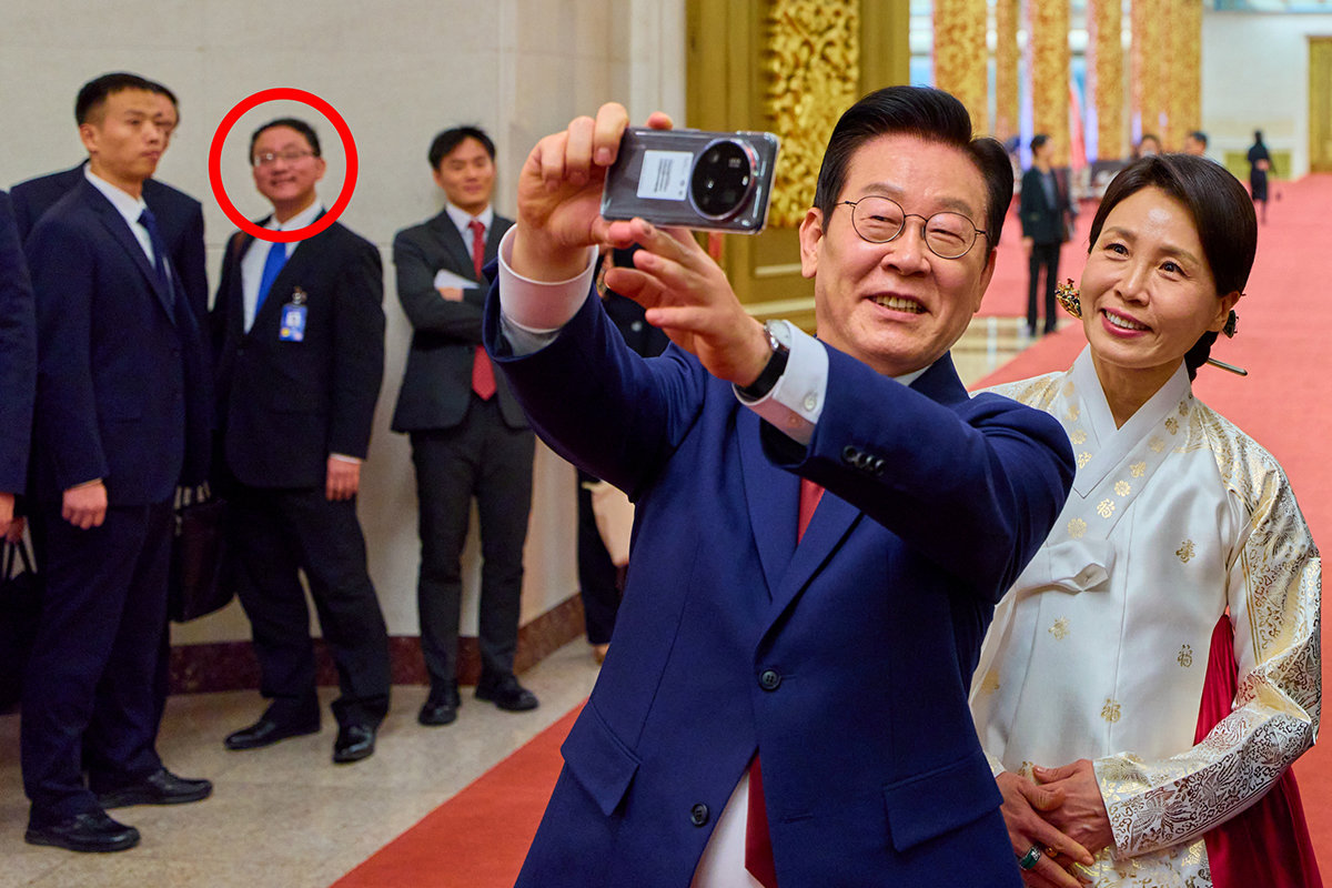 이재명 대통령 부부가 5일 베이징 인민대회당에서 열린 국빈만찬을 마친 뒤 시진핑 중국 국가주석 부부와 지난해 11월 경주 정상회담 때 선물 받은 샤오미 스마트폰으로 기념촬영을 하고 있다. 이 대통령의 뒤에 중국 류진쑹 외교부 아주사장(아시아 국장)이 환한 표정을 짓고 있는 모습이 포착됐다. (공동취재) 뉴스1
