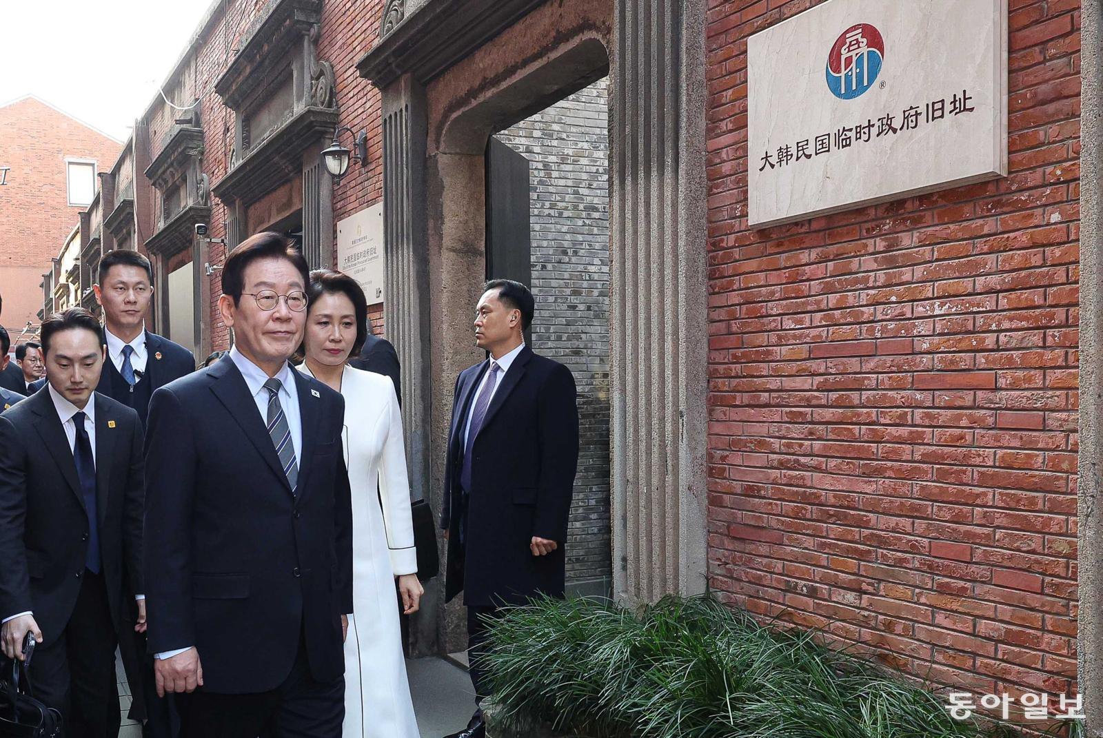 이재명 대통령과 김혜경 여사가 7일 오후 상하이 임시정부청사 기념관을 방문하고 있다. 상하이=송은석 기자 silverstone@donga.com