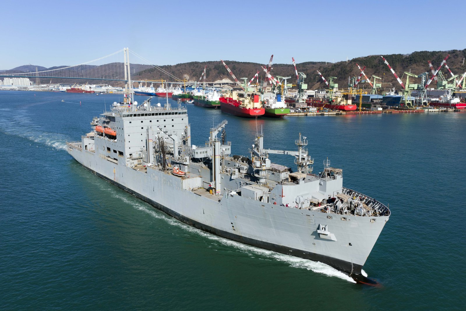 지난 6일 울산 HD현대중공업 중형선사업부 인근 부두에서 미 해군 소속 ‘USNS 앨런 셰퍼드’함이 정기 정비를 마치고 출항하는 모습. HD현대 제공