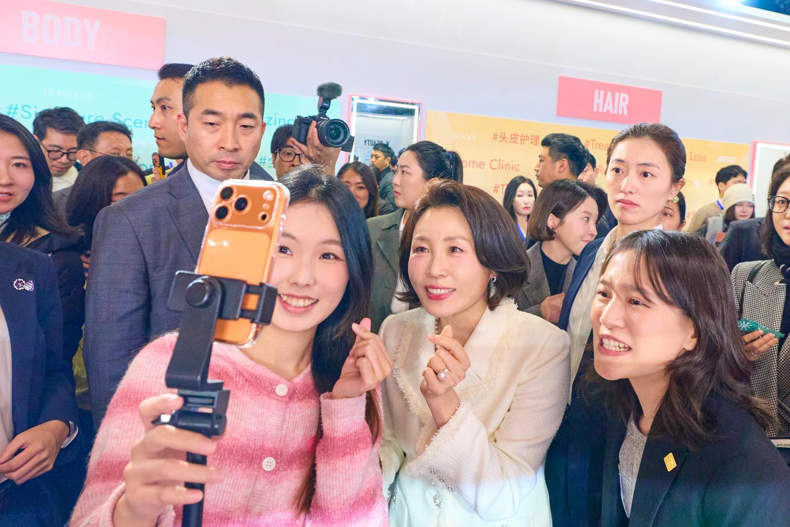 김혜경 여사가 7일 중국 상하이 푸싱아트센터에서 열린 K-뷰티행사에서 참석자와 기념사진을 촬영하고 있다. (공동취재) 2026.1.7 뉴스1