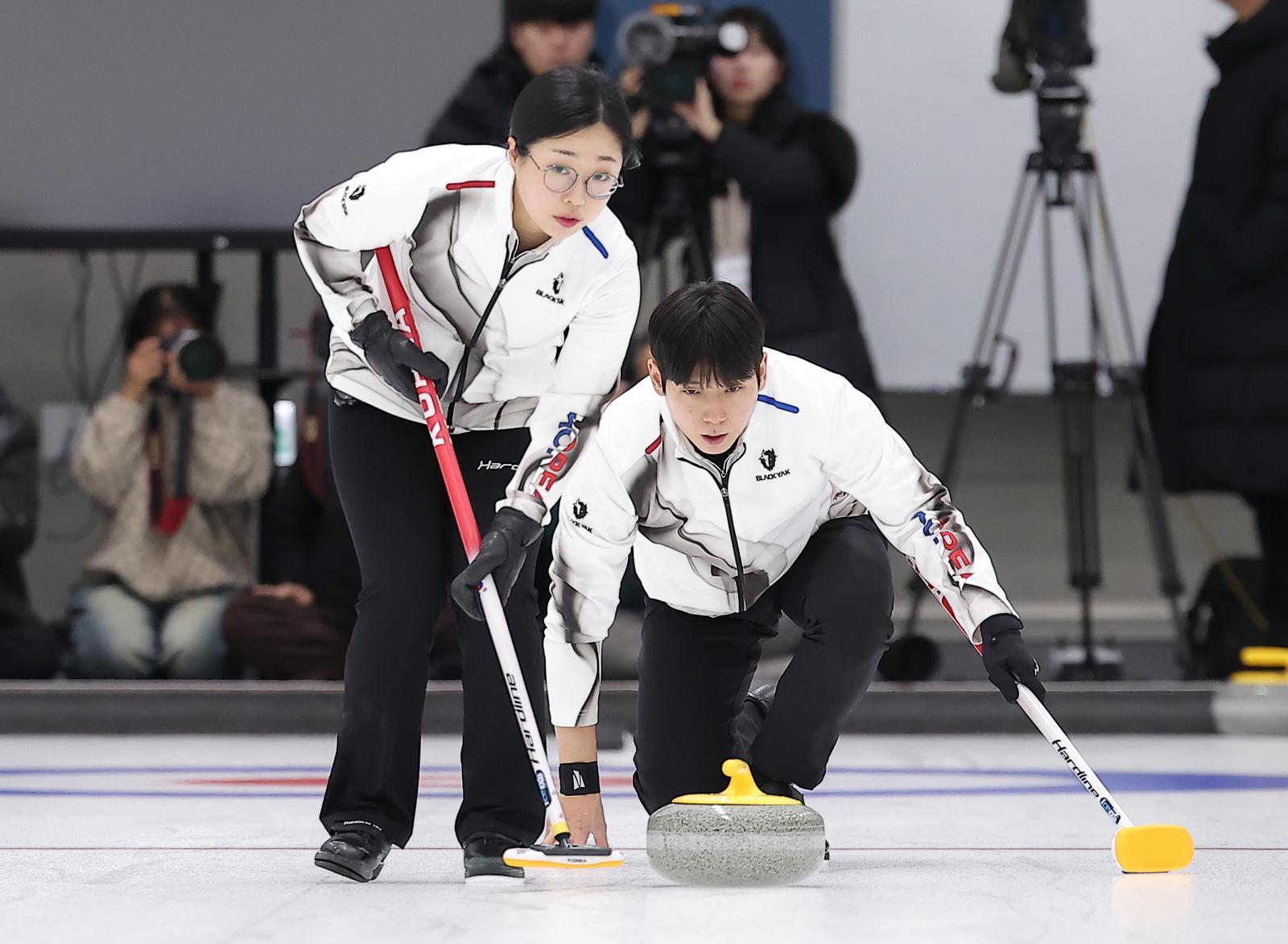 컬링 믹스더블 김선영과 정영석이 7일 충북 진천선수촌 챔피언하우스에서 열린 2026 밀라노코르티나동계올림픽대회 D-30 미디어데이 및 훈련 공개에서 훈련을 하고 있다. 2026.1.7/뉴스1