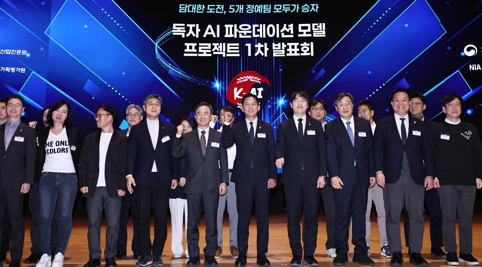 배경훈 부총리 겸 과학기술정보통신부 장관과 하정우 청와대 AI미래기획수석 등 참석자들이 30일 오후 서울 강남구 코엑스 오디토리움에서 열린 ‘독자 AI파운데이션 프로젝트’ 발표회에서 기념촬영을 하고 있다. 2025.12.30/뉴스1