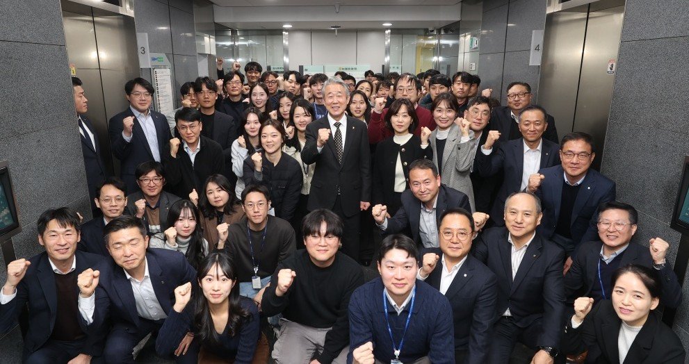 2일 서울시 중구 농협중앙회 본관에서 강호동 농협중앙회장(사진 가운데)과 임직원들이 상호 신년 인사 후 기념촬영을 하고 있다. 농협중앙회