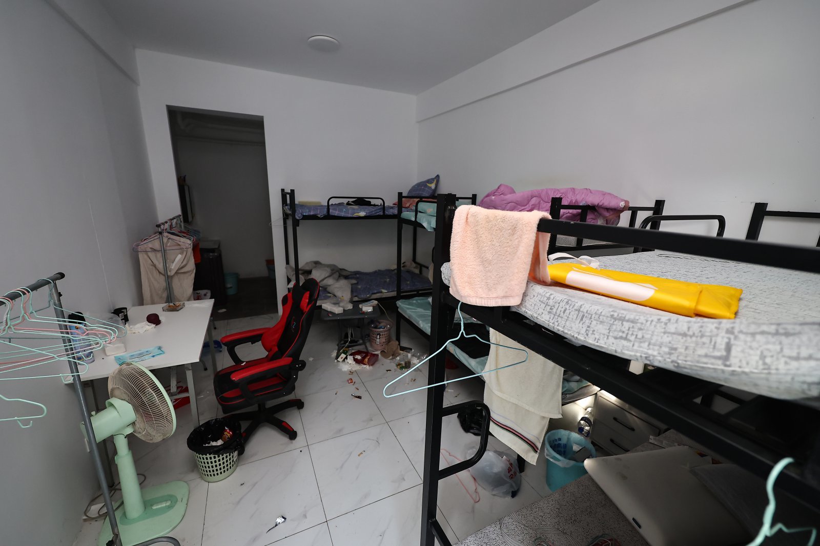 최근 캄보디아에서 한국인 대상 취업사기 및 감금 사건 등 각종 범죄에 연루된 사례가 수면 위로 드러나고 있다. 사진은 16일(현지시간) 캄보디아 프놈펜 인근 온라인스캠범죄단지인 태자단지 내부. (사진은 기사 내용과 무관함) 2025.10.16/뉴스1