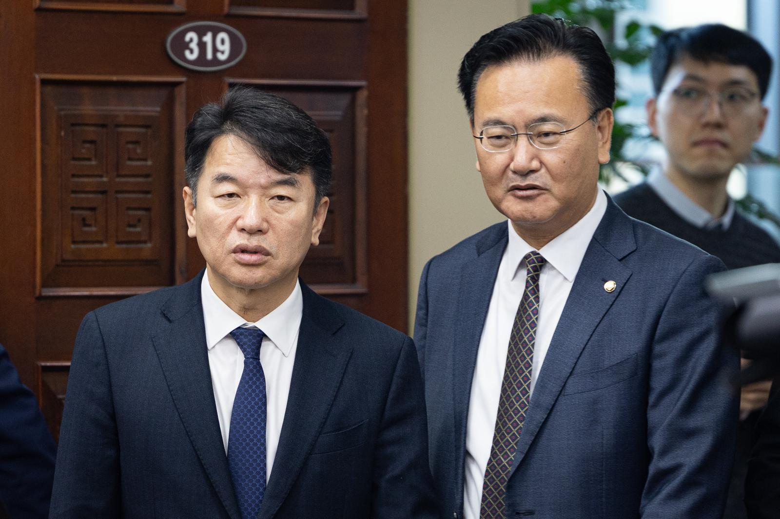 더불어민주당 문진석, 국민의힘 유상범 원내운영수석부대표가 18일 서울 여의도 국회에서 열린 제430회 국회(임시회) 국회운영위원회 제1차 전체회의에 참석하며 대화하고 있다. 국회 운영위원회는 이날 전체회의에서 정치개혁 특별위원회 구성결의안을 의결했다. 2025.12.18/뉴스1