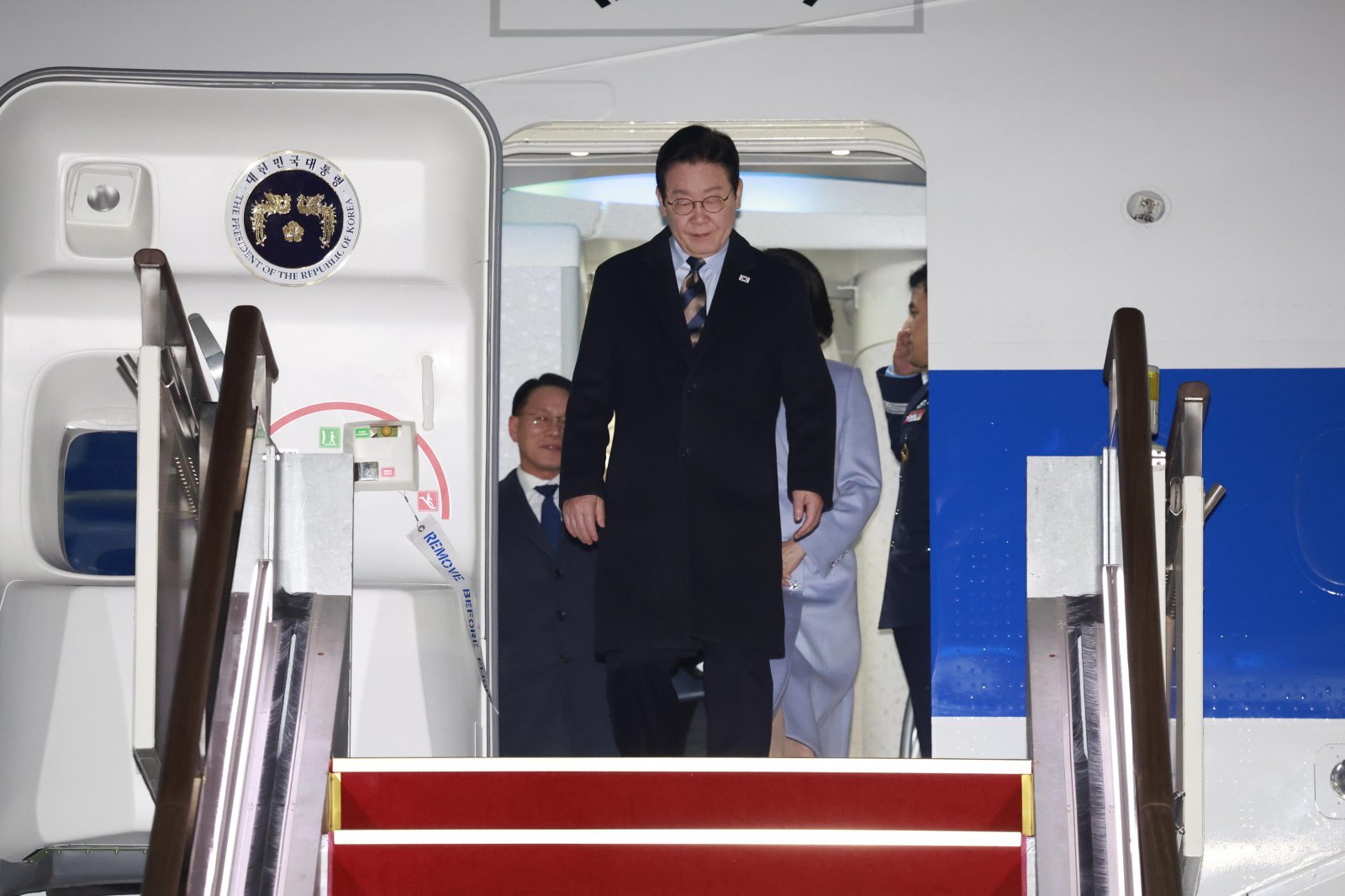 [중국 국빈 방문 일정을 마친 이재명 대통령이 7일 경기 성남 서울공항에 도착해 공군 1호기에서 내리고 있다. 2026.01.07. 뉴시스