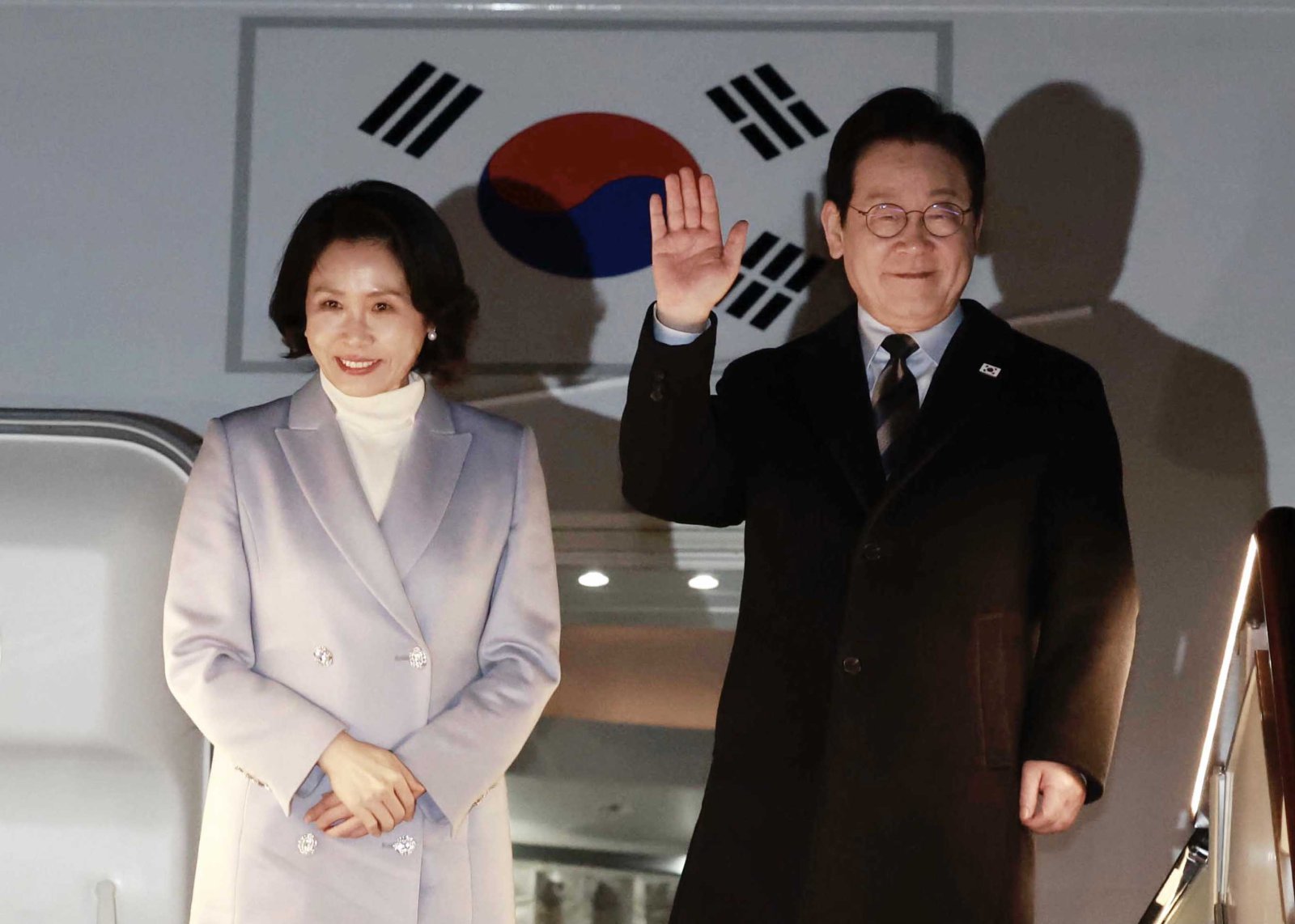 중국 국빈 방문 일정을 마친 이재명 대통령과 김혜경 여사가 7일(현지 시간) 상하이 푸동 국제공항에서 공군 1호기에 올라 인사하고 있다. 2026.01.07. 뉴시스