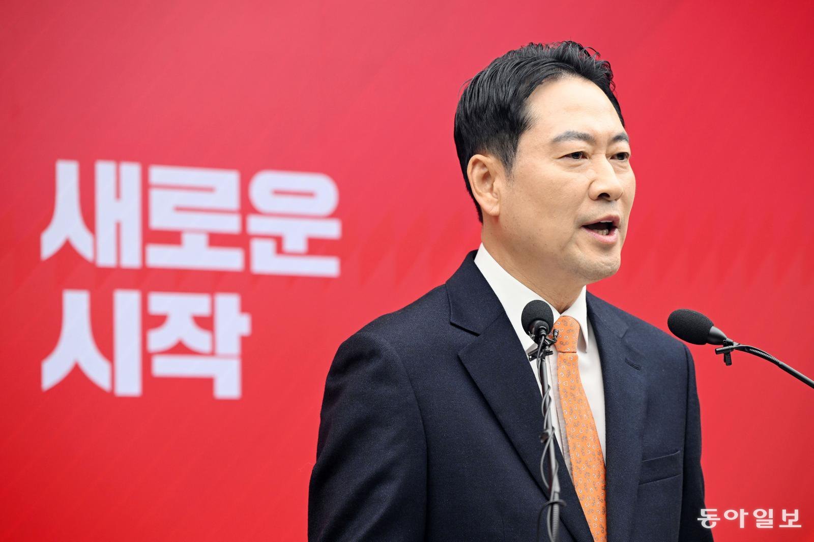 장동혁 국민의힘 대표가 7일 오전 서울 여의도 국민의힘 당사에서 긴급 기자회견을 열고 당 쇄신안을 발표하고 있다. 2026.01.07. 박형기 기자 oneshot@donga.com