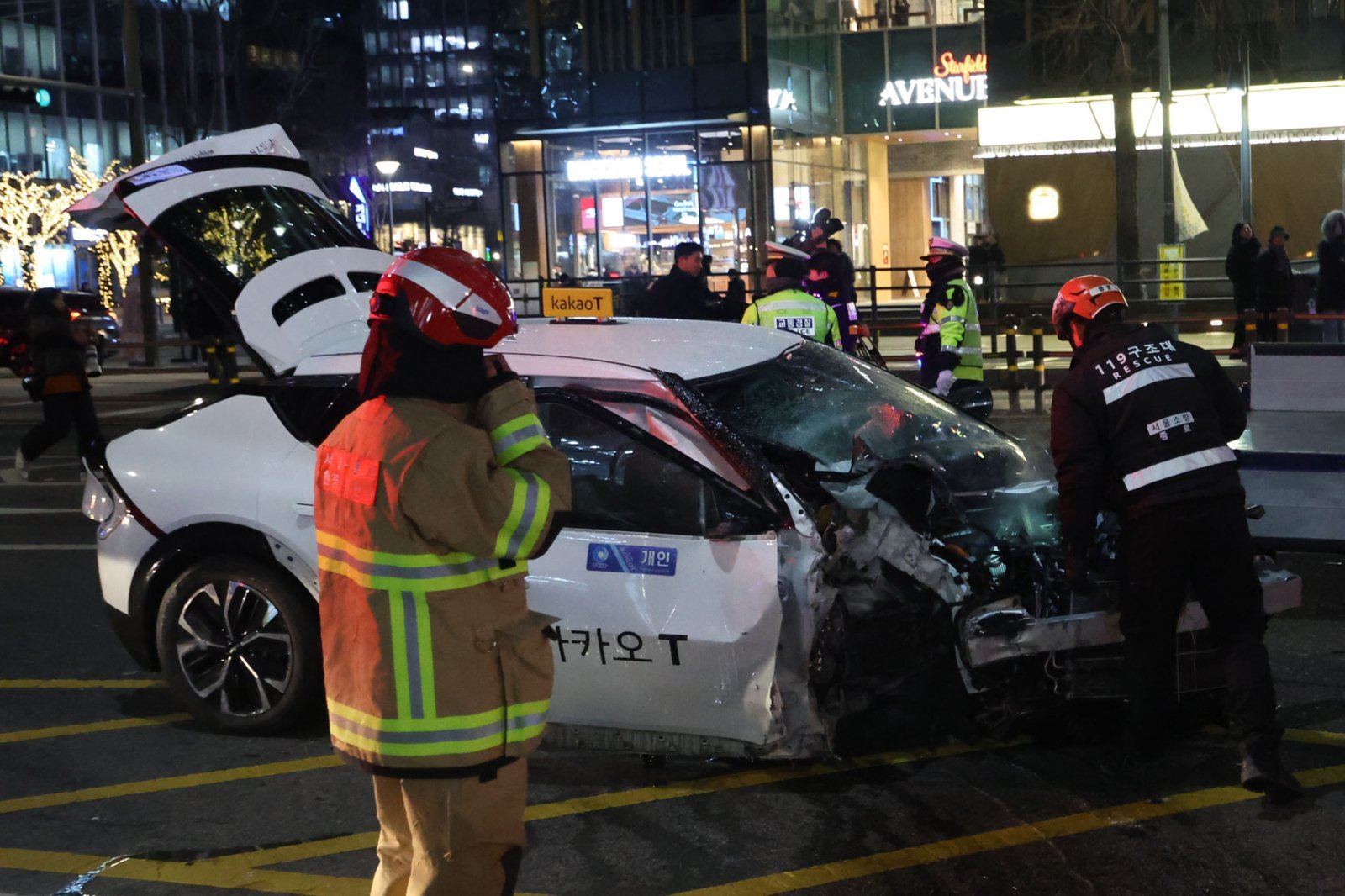 2일 오후 서울 종로구 종각역 인근에서 퇴근길 추돌사고가 발생해 1명이 숨지고 9명이 다쳤다. 사진은 이날 서울 종로구 종각역 인근 사고현장에서 소방대원들이 사고 수습을 하고 있는 모습. 2026.01.02. 뉴시스