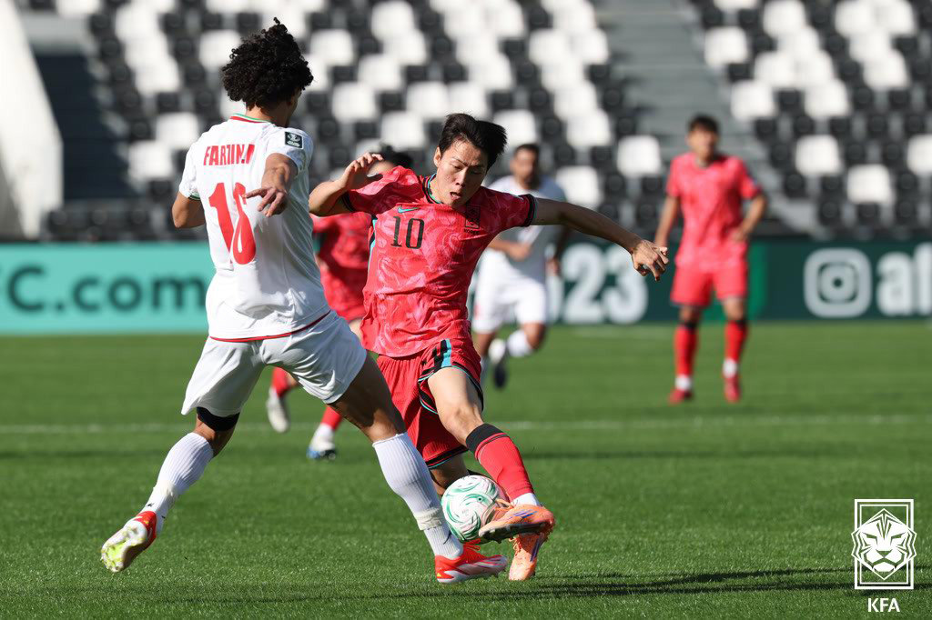 7일 사우디아라비아 리야드 알샤바브 클럽 스타디움에서 열린 아시아축구연맹(AFC) 23세 이하(U-23) 아시안컵 대한민국과 이란의 경기, 대한민국 강상윤이 상대 선수와 볼다툼을 하고 있다. (대한축구협회 제공) 2026.1.7/뉴스1