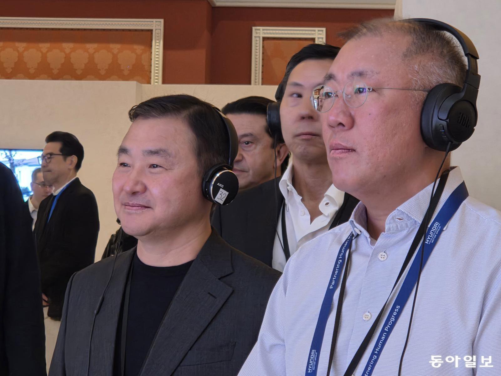 정의선 현대자동차그룹 회장이 6일(현지시간) 미국 라스베이거스 윈 호텔에 있는 삼성전자 통합 부스를 방문했다. 라스베이거스=이민아 기자 omg@donga.com