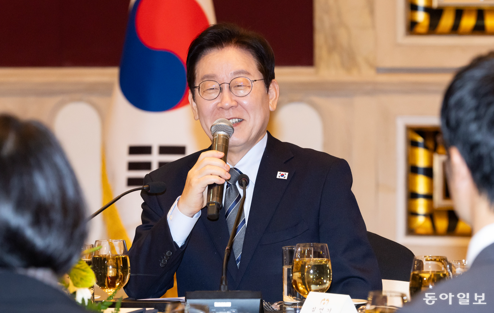 이재명 대통령이 7일 중국 상하이의 호텔에서 열린 청와대출입기자 오찬간담회에 참석해 발언하고 있다. 2026.01.07 송은석 기자 silverstone@donga.com