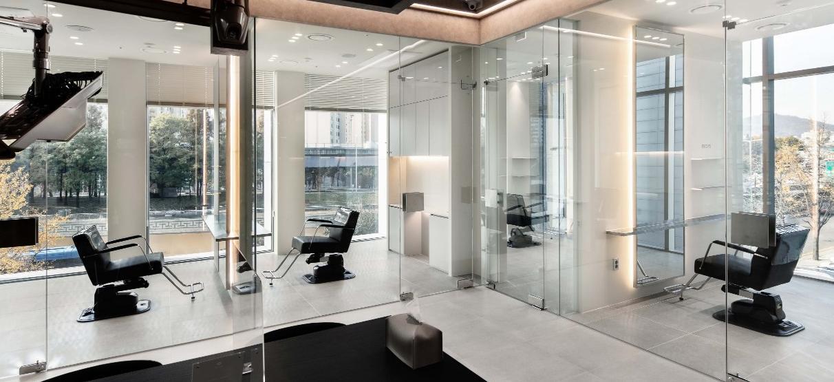 서울 강남구 신사동에 위치한 공유미용실 ‘아데르’의 내부 모습. 한 매장이지만 개별 영업 신고를 한 미용사들이 분리된 공간에서 손님을 맞는다. 샴푸실과 미용 기기 등은 공유할 수 있어 입점 시 별도 보증금과 임차료만 내면 된다. 보건복지부 제공